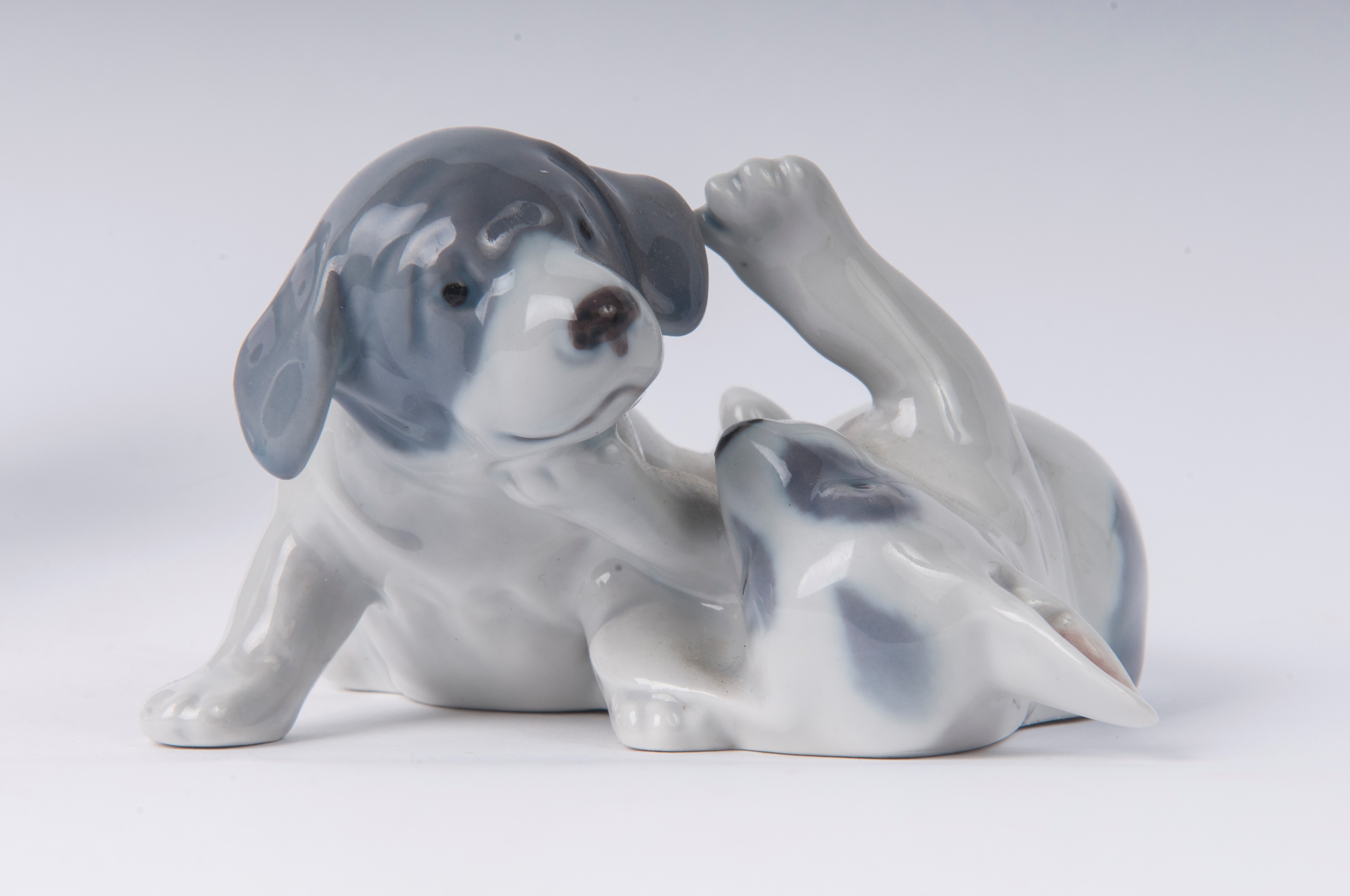 Lotto di Due Sculture a Forma di un Orso e Coppia di Cani
