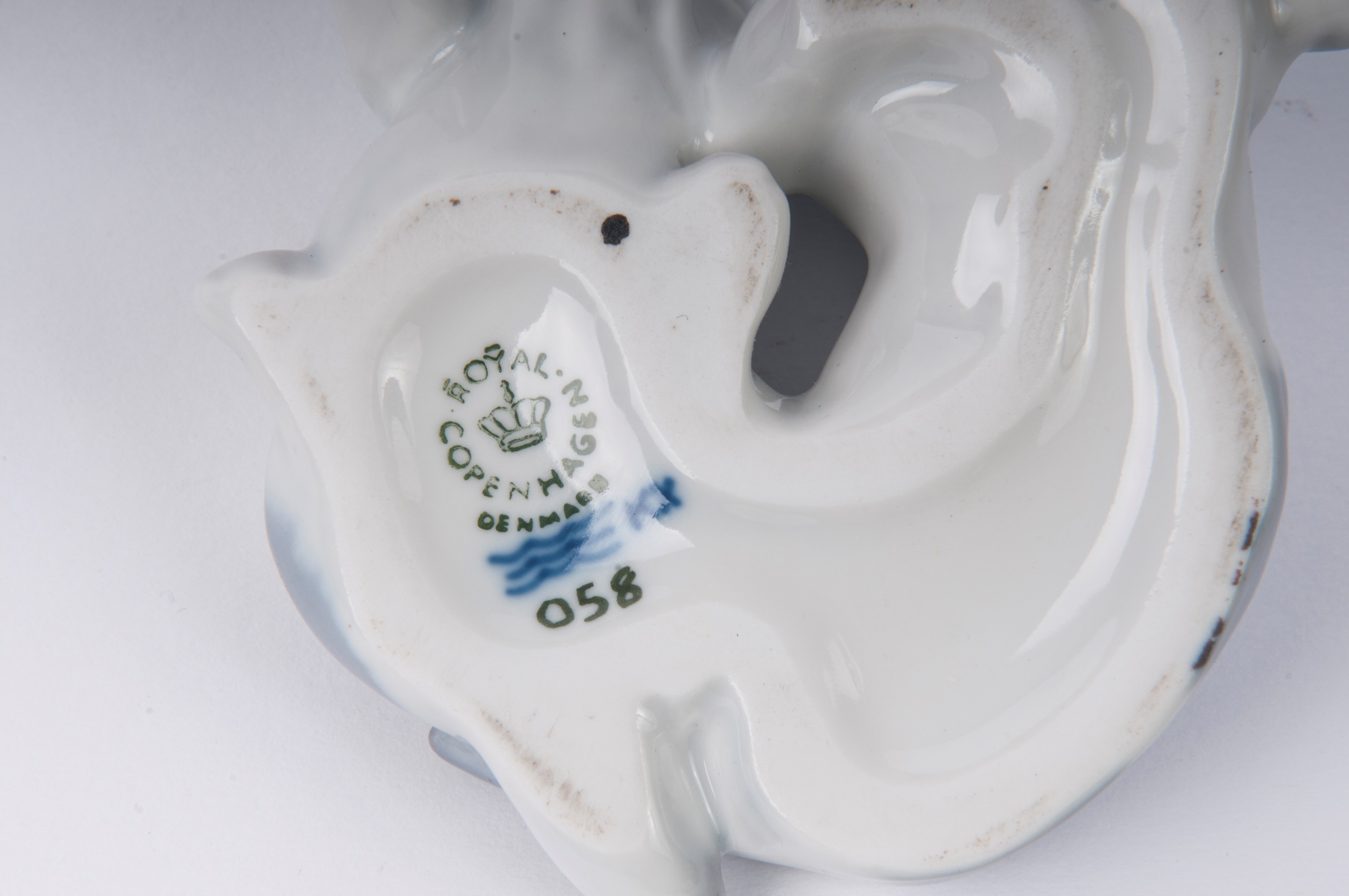 Lotto di Due Sculture a Forma di un Orso e Coppia di Cani