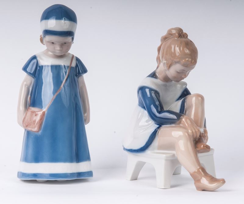 Lotto di Due Sculture a Forma di Bambine