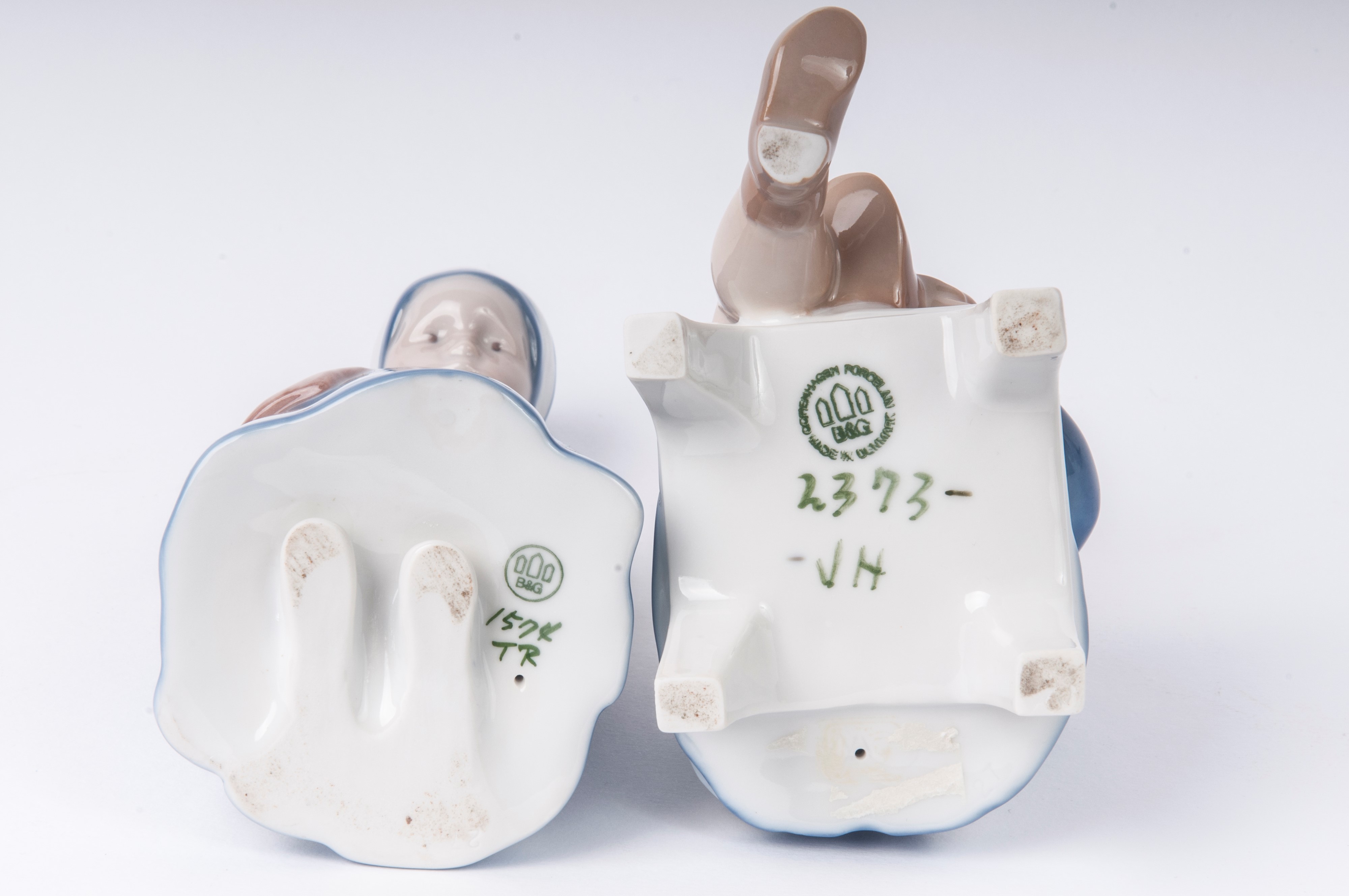 Lotto di Due Sculture a Forma di Bambine
