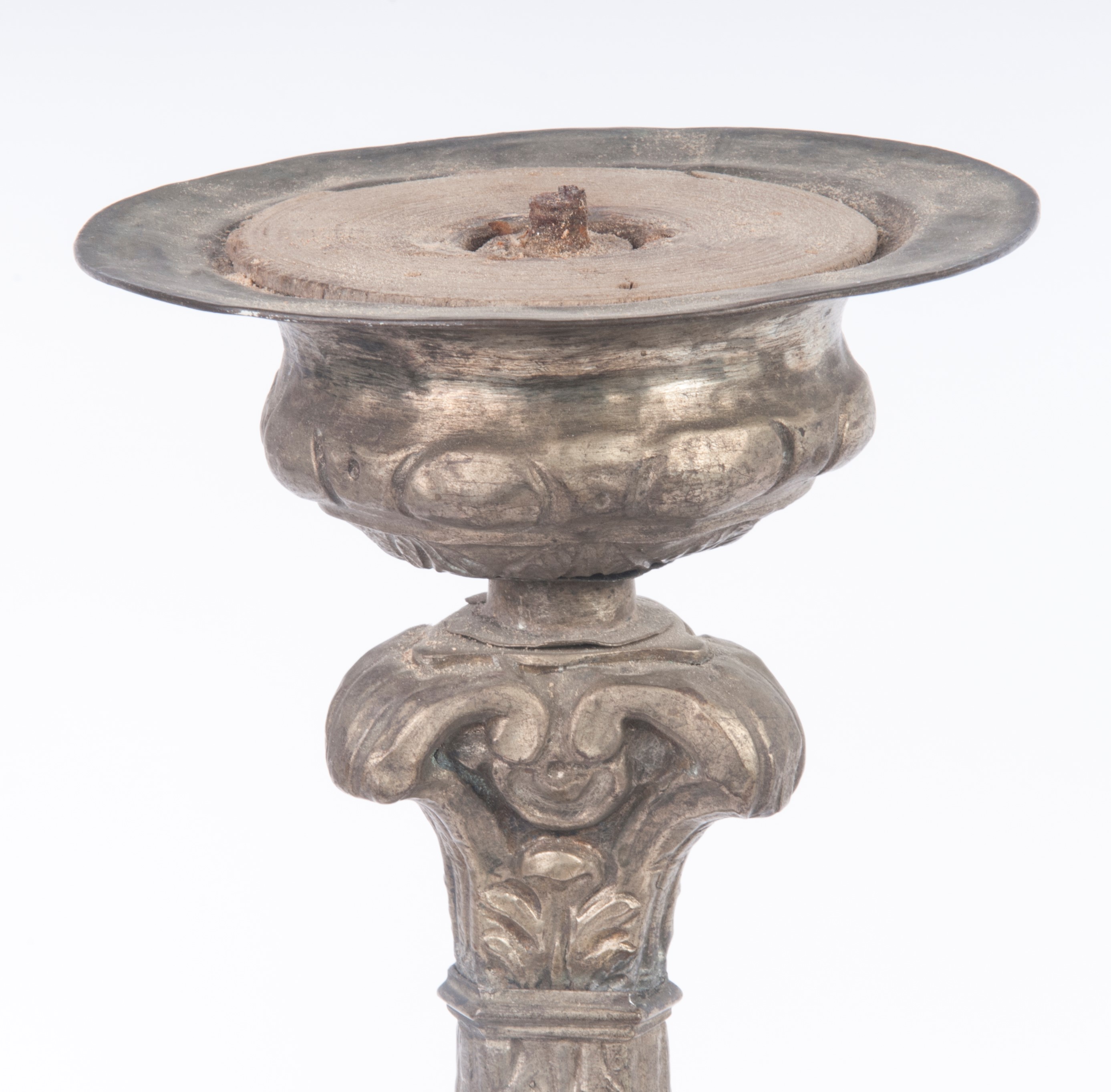 Coppia di candelieri elettrificati