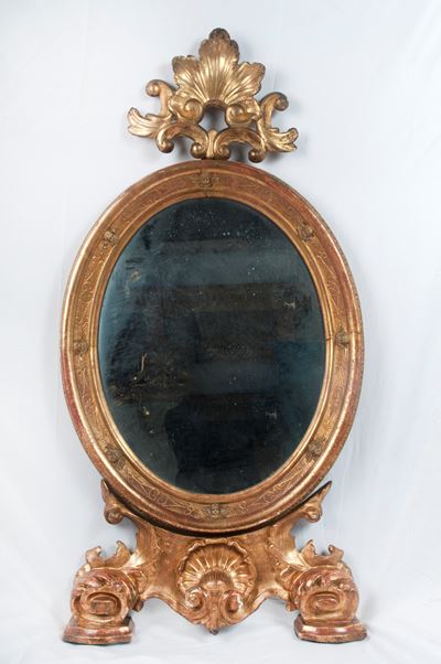 Specchiera di Forma Ovale in Legno Dorato ed Intagliato