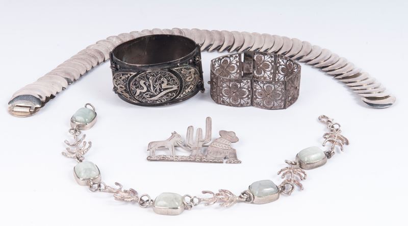 Lotto di Due Bracciali, una Spilla ed un Girocollo in Argento