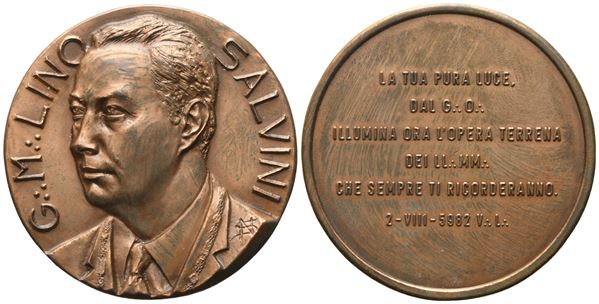 Medaglia G. M. Lino Salvini, "La Tua Pura Luce. Dal G. O. Illumina Ora L'Opera Terrena Dei LL. MM. Che Sempre Ti Ricorderanno." 2 - VIII - 5982, 1982, AE (51 mm)  - Asta MASSONICA  Medaglie, Distintivi e Gioielli di Loggia  dai primi dell'800 al tardo ‘900 - Bertolami Fine Art - Casa d'Aste
