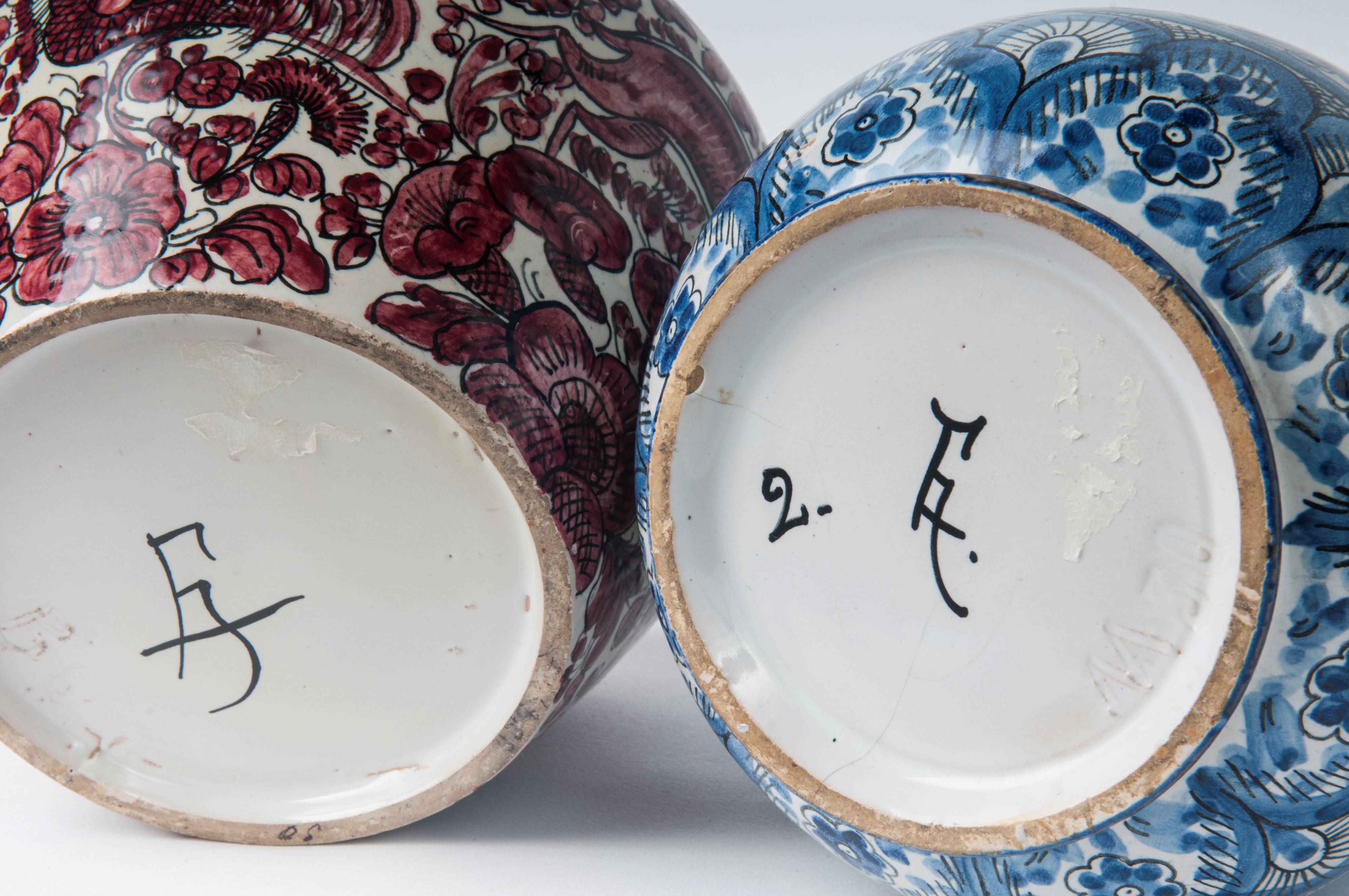 Lotto di Due Vasi in Ceramica Policroma