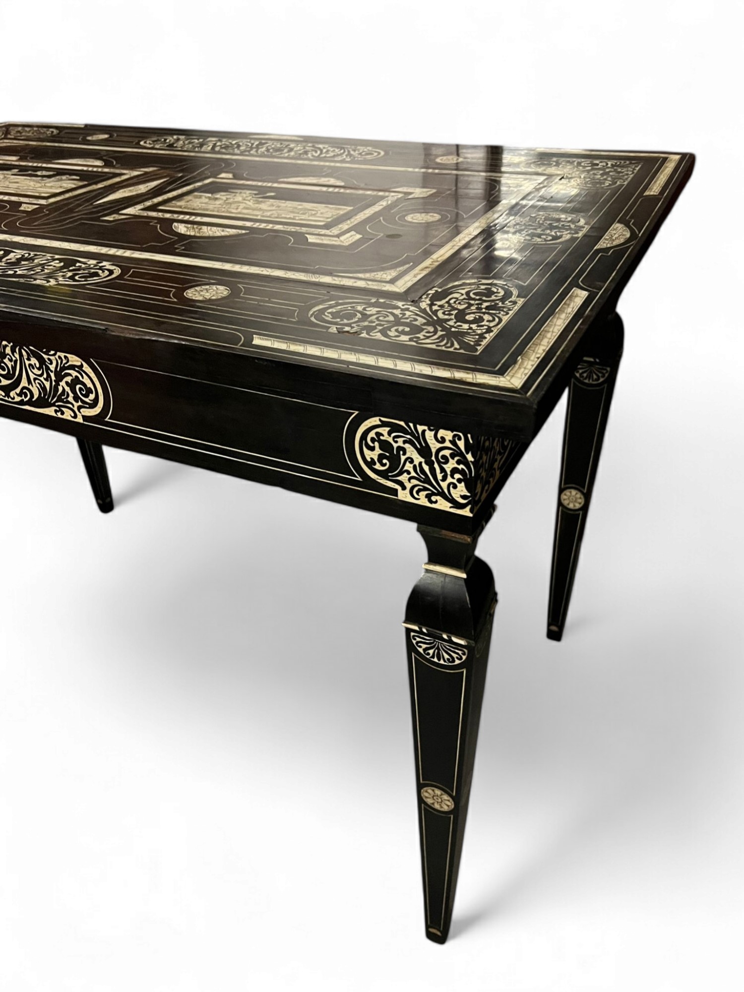 Tavolo italiano intarsiato in avorio