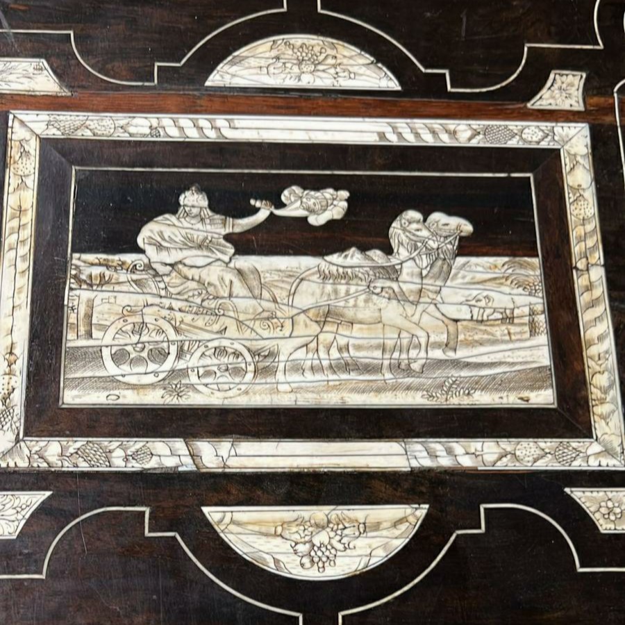 Tavolo italiano intarsiato in avorio