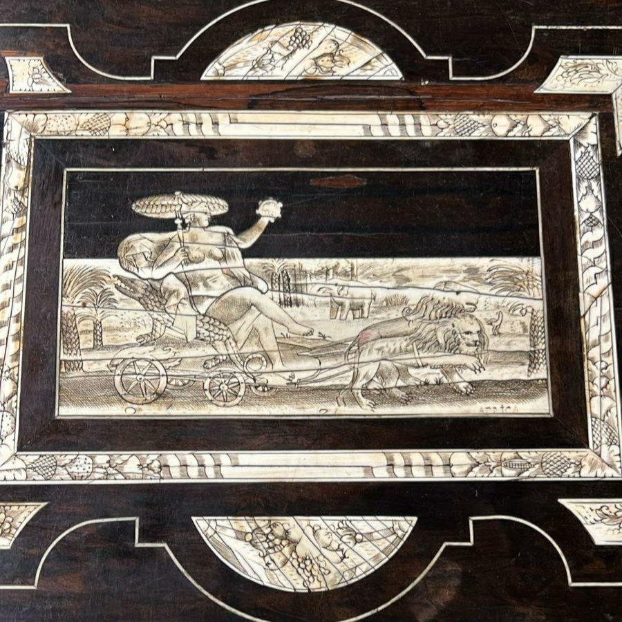 Tavolo italiano intarsiato in avorio