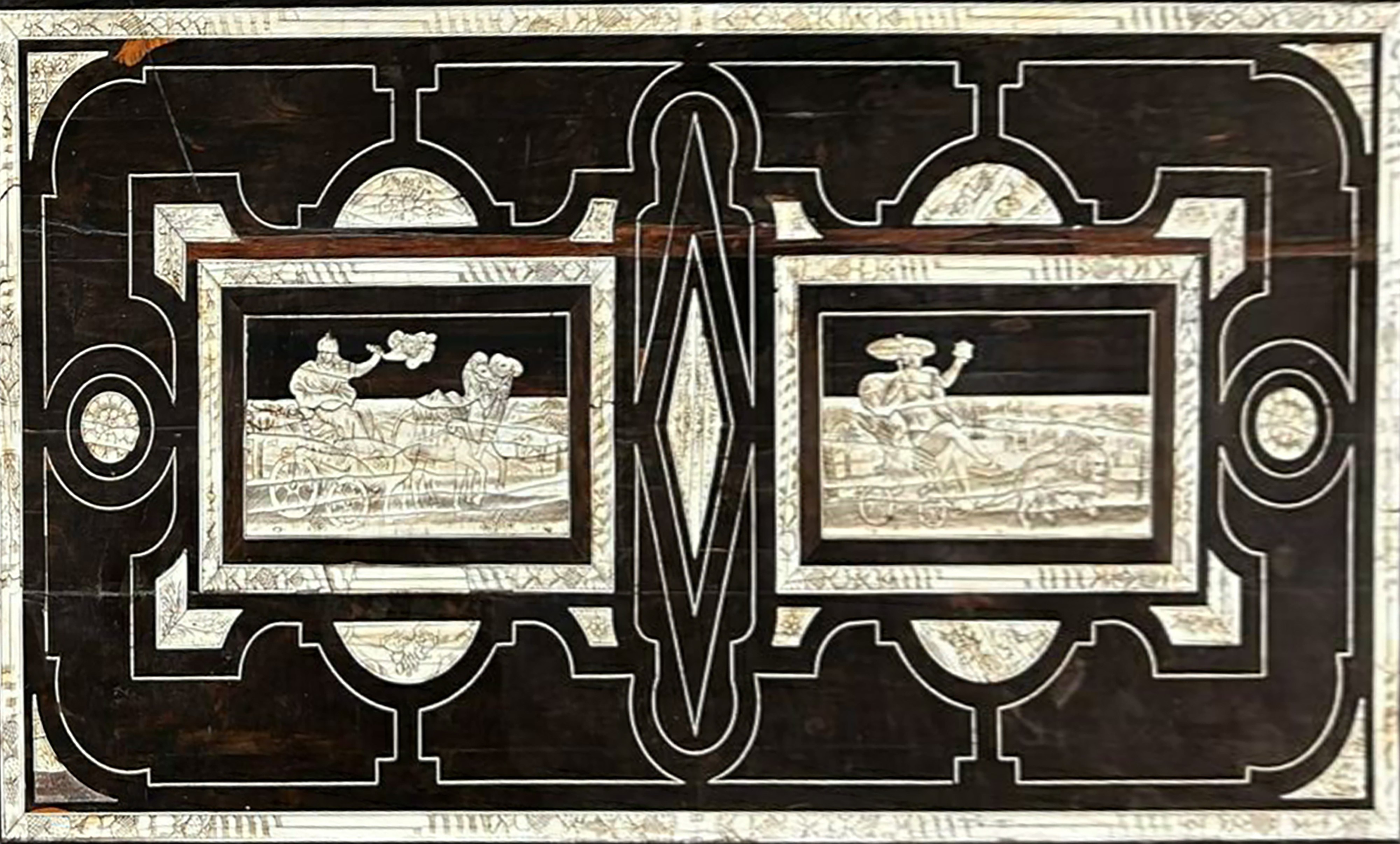 Tavolo italiano intarsiato in avorio