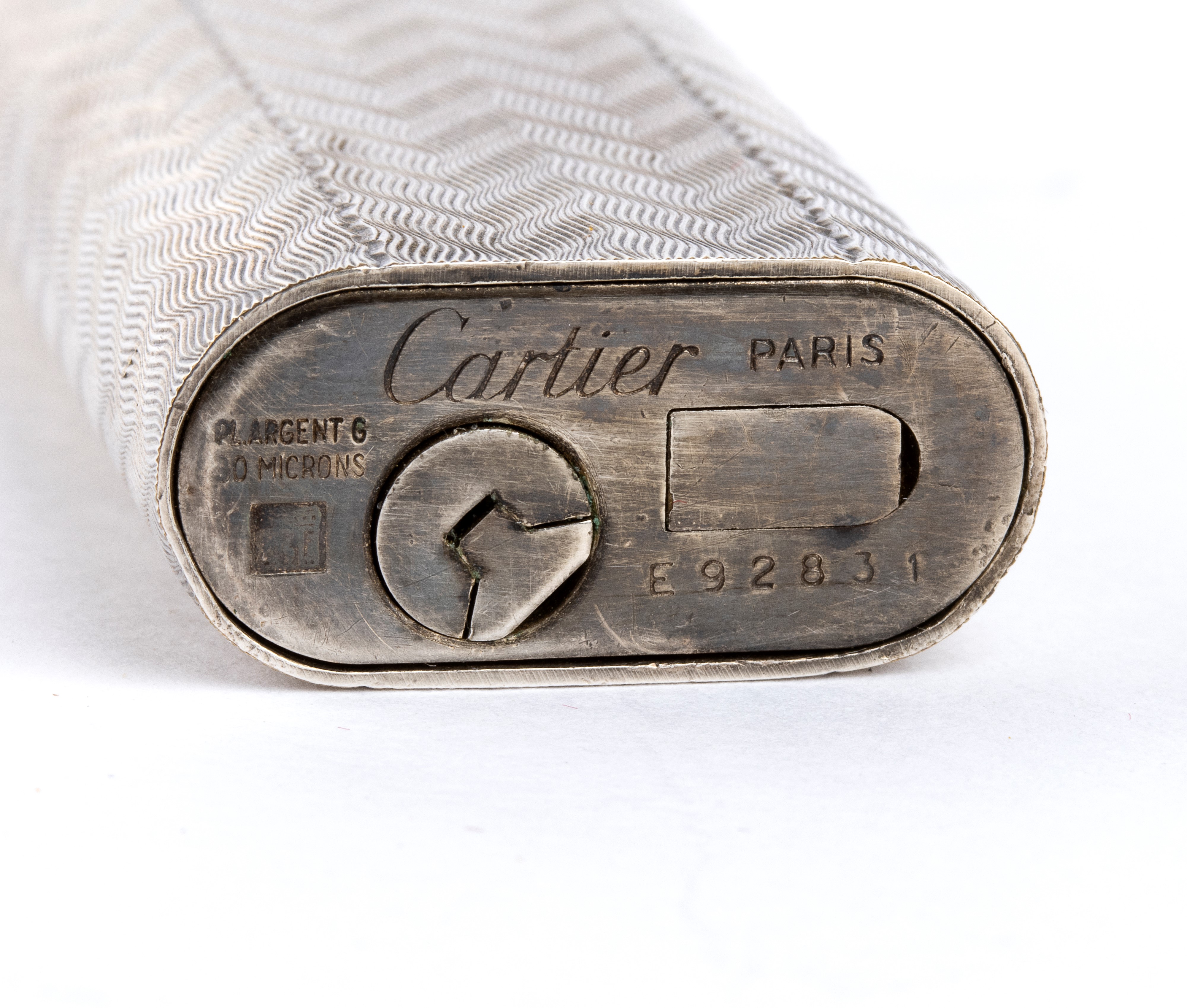 Cartier - Accendino in argento satinato a motivi geometrici