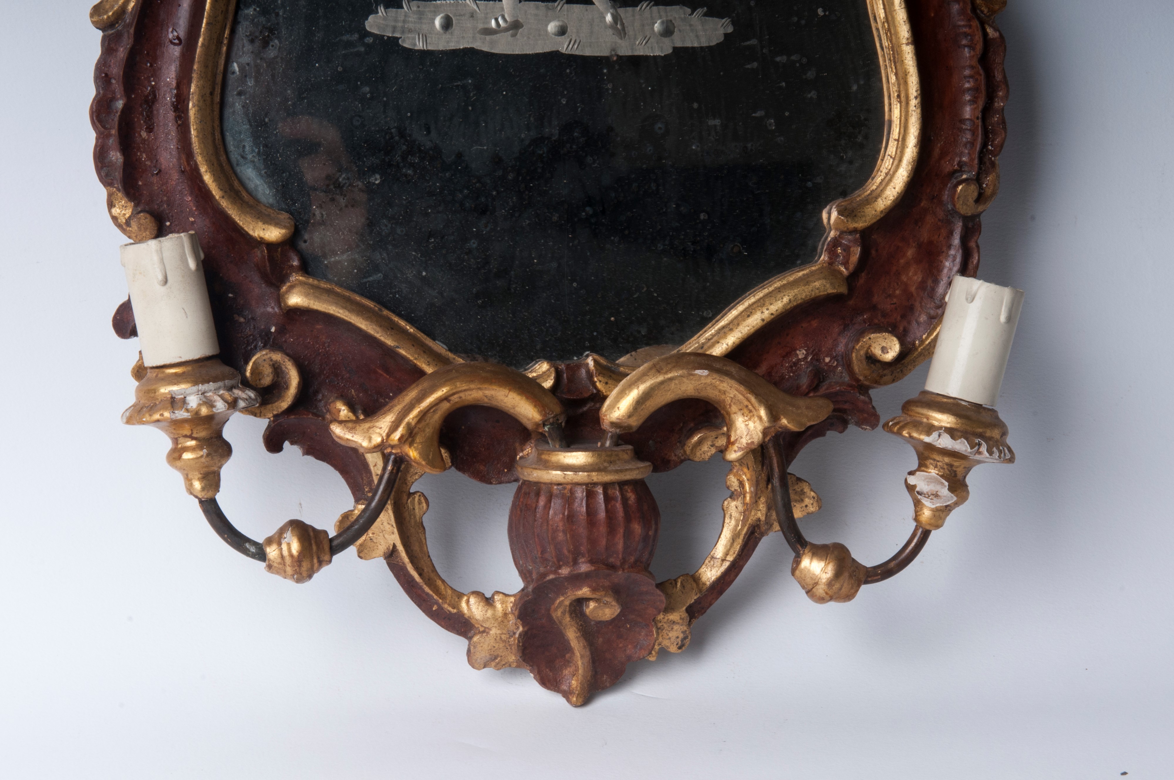 Appliques da muro con specchio, legno argentato e lacca rossa, prima metà XX secolo