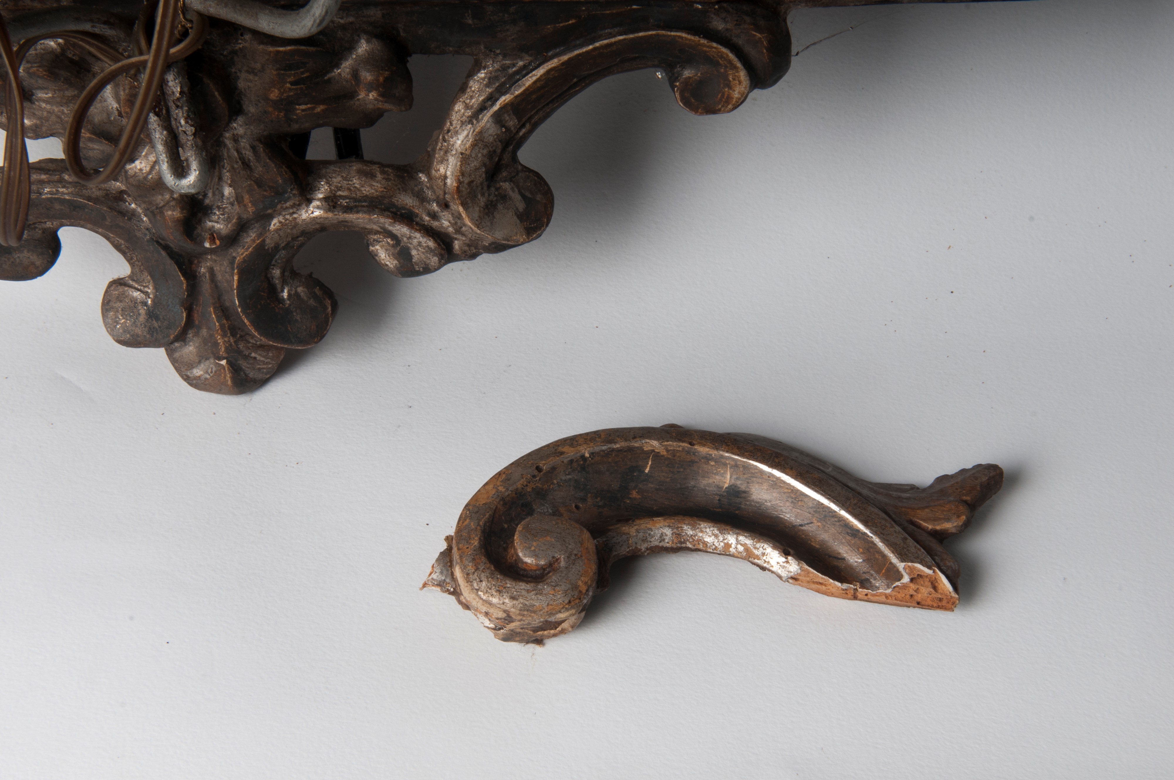 Appliques da muro con specchio, legno argentato e lacca rossa, prima metà XX secolo