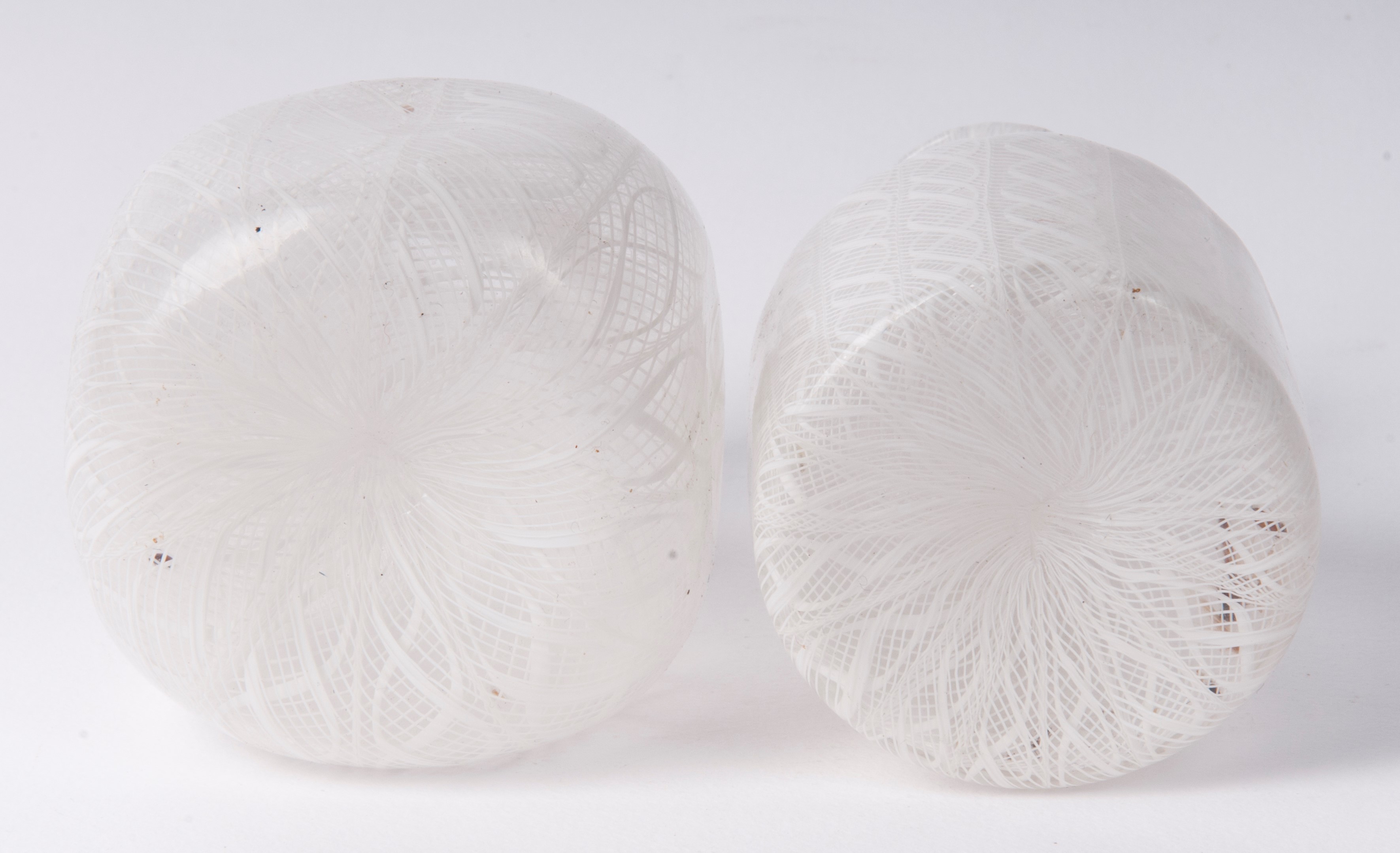 Lotto di due bottiglie in vetro soffiato Zanfirico