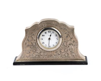 Orologio da tavolo italiano in argento 800/1000, incisioni vegetali
