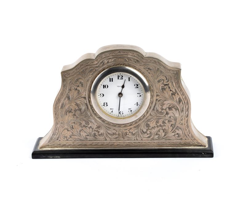 Orologio da tavolo italiano in argento 800/1000, incisioni vegetali