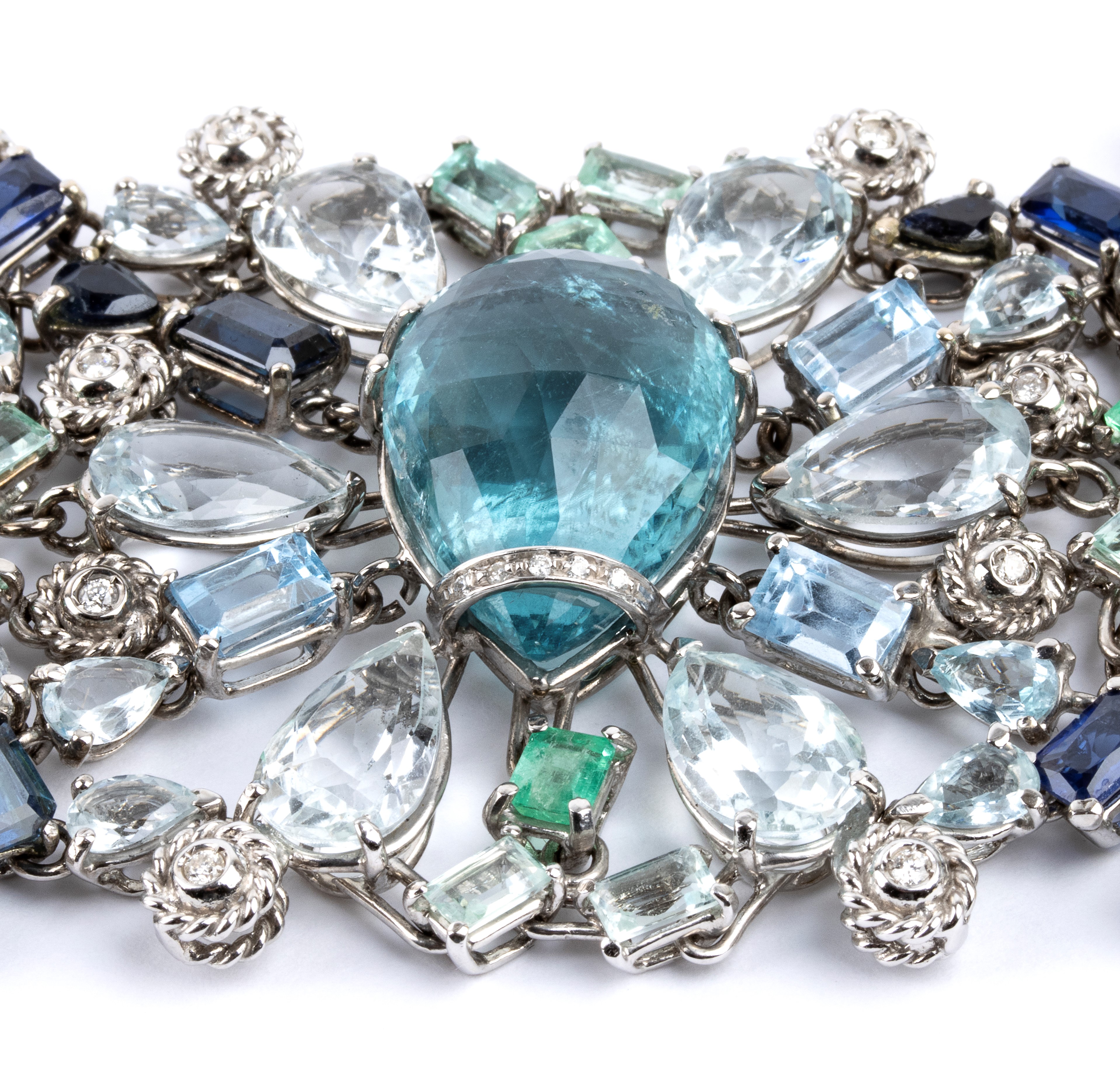 Bracciale in oro con acquemarine, diamanti, zaffiri e smeraldi