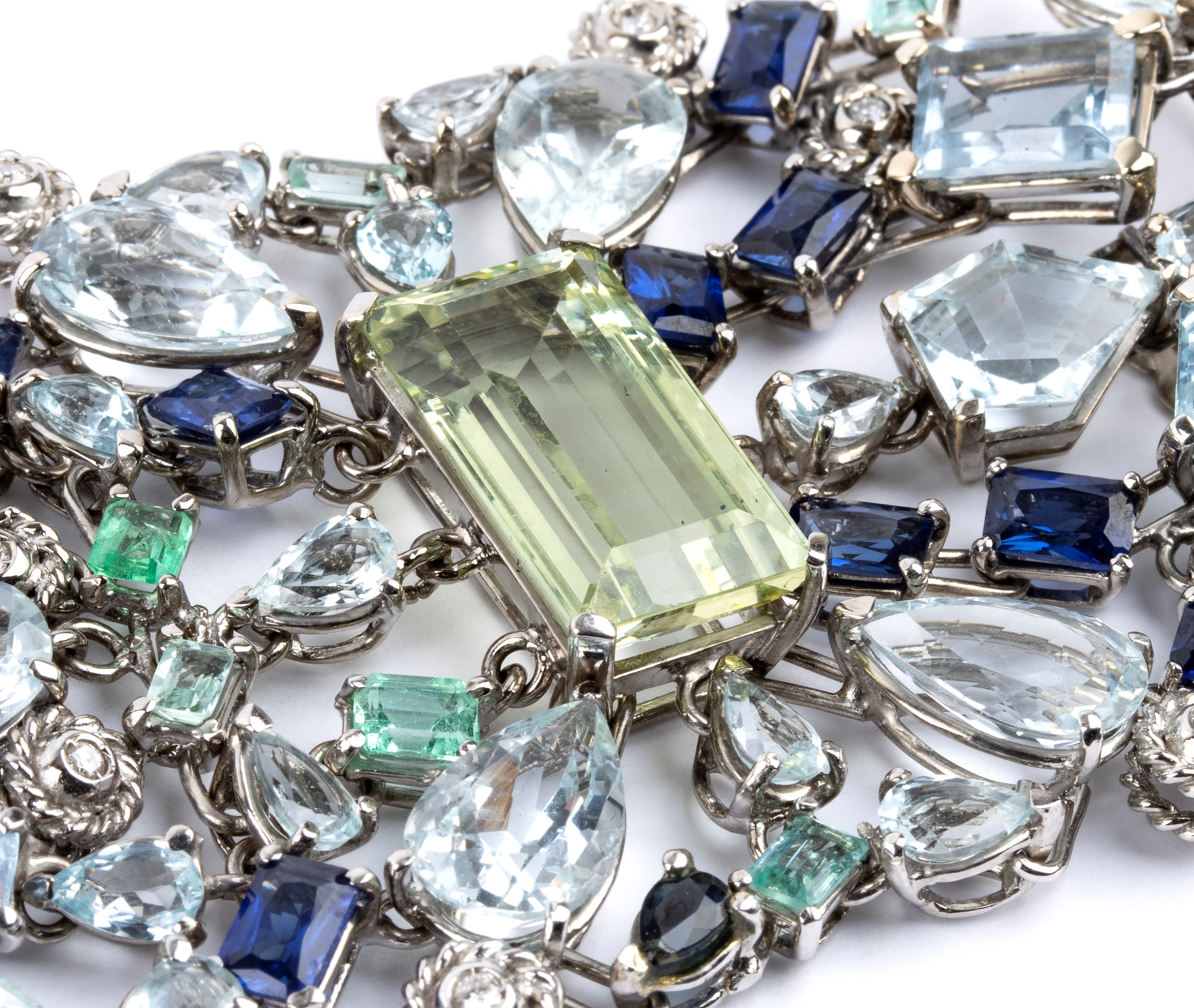 Bracciale in oro con acquemarine, diamanti, zaffiri e smeraldi