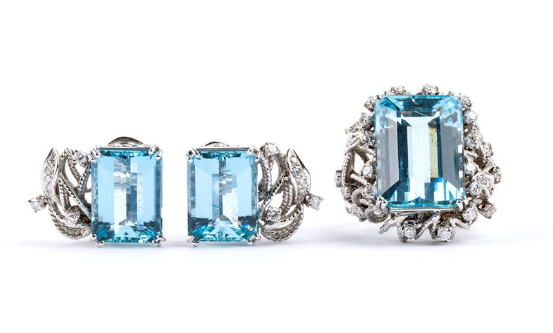 Demi parure composta da un anello ed un paio di orecchini in oro, diamanti ed acquemarine