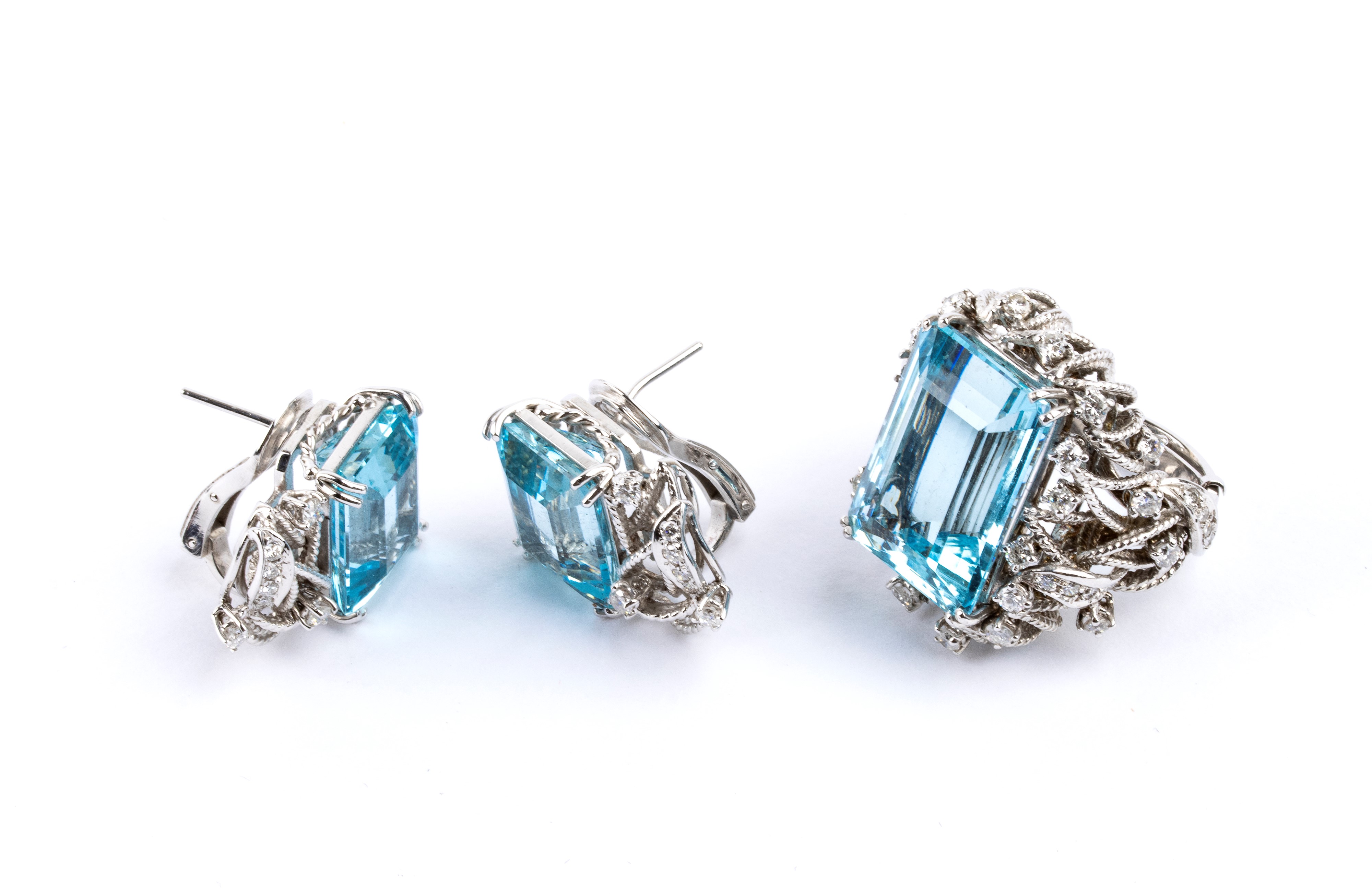 Demi parure composta da un anello ed un paio di orecchini in oro, diamanti ed acquemarine