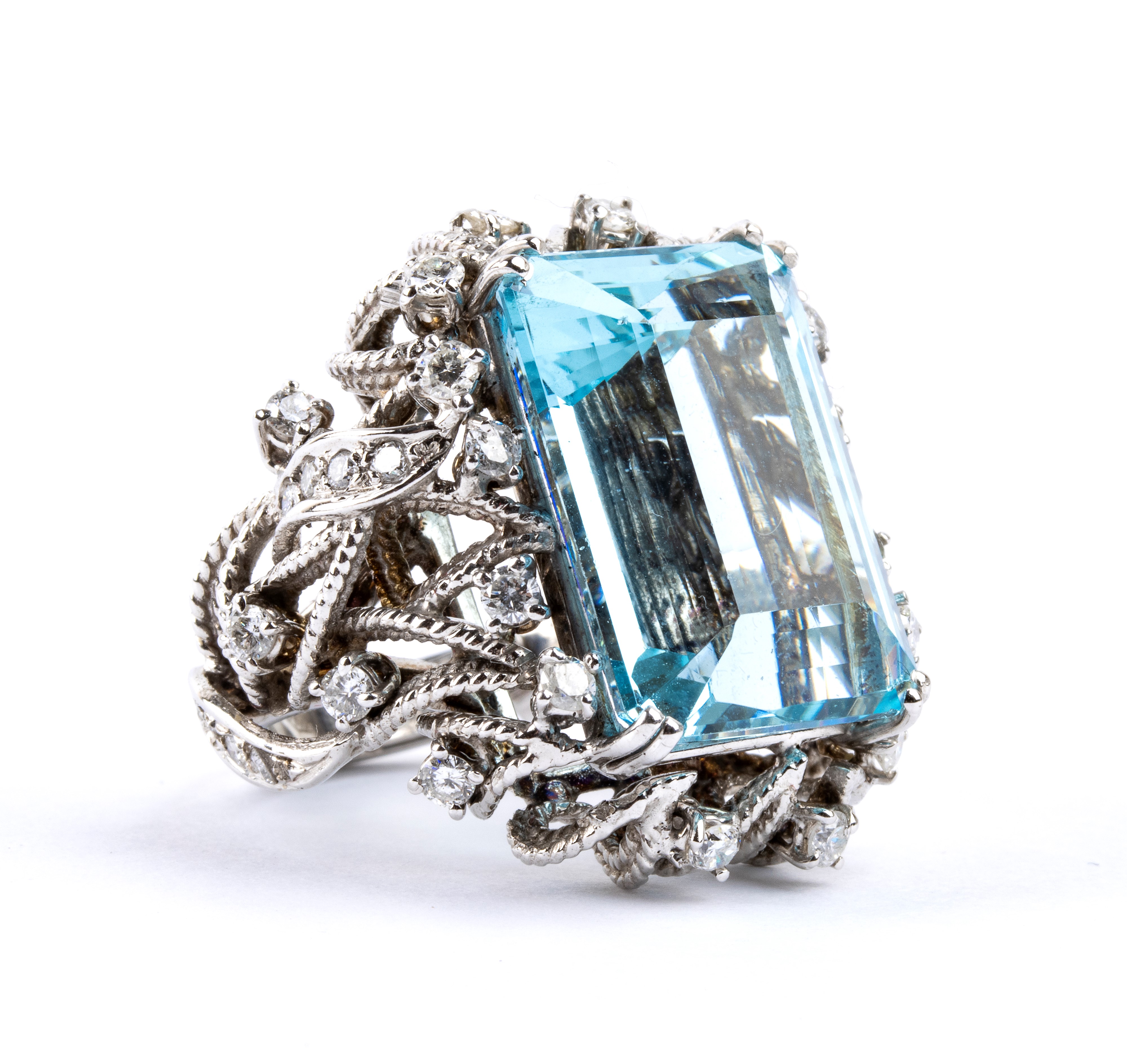 Demi parure composta da un anello ed un paio di orecchini in oro, diamanti ed acquemarine