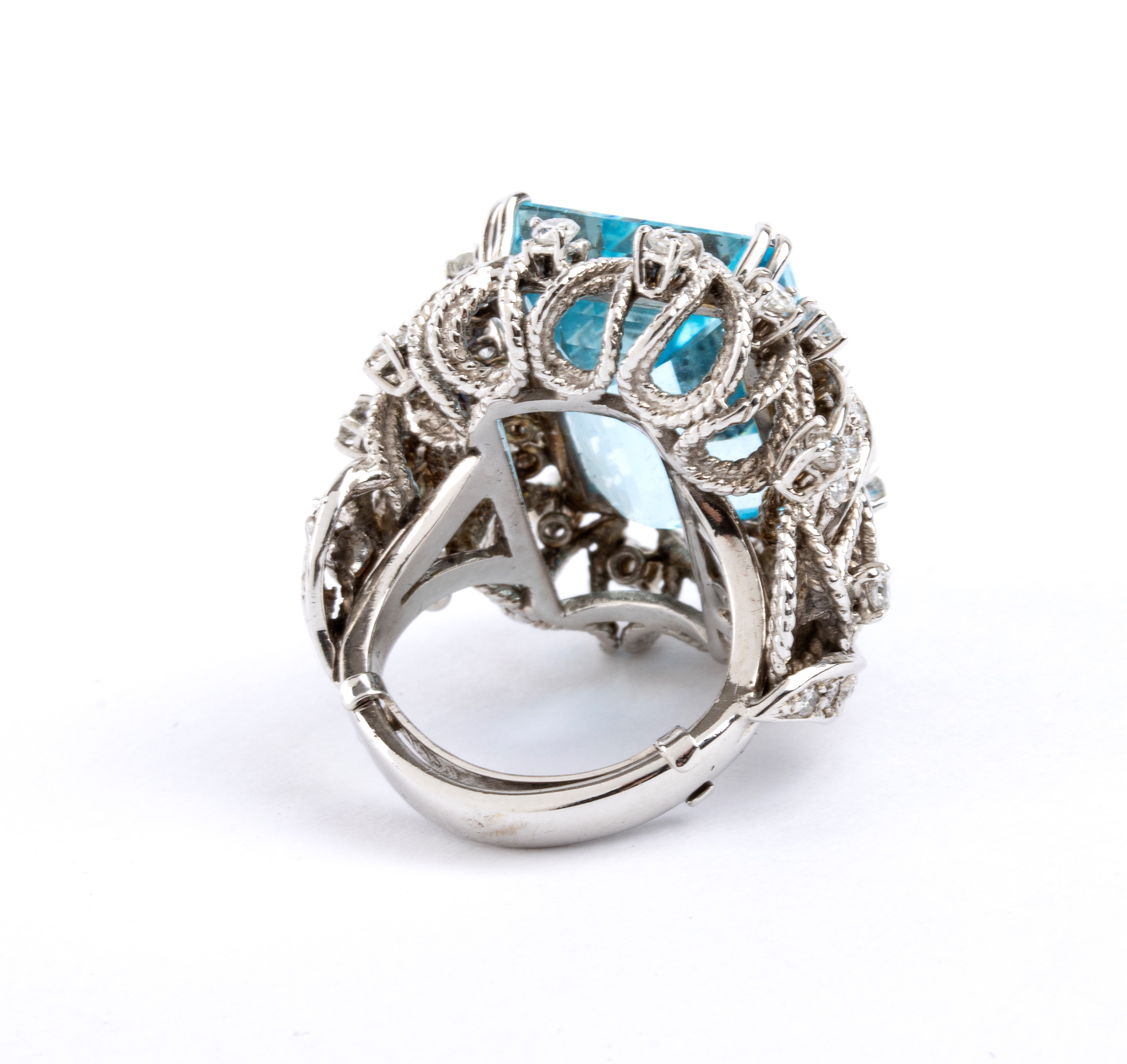 Demi parure composta da un anello ed un paio di orecchini in oro, diamanti ed acquemarine