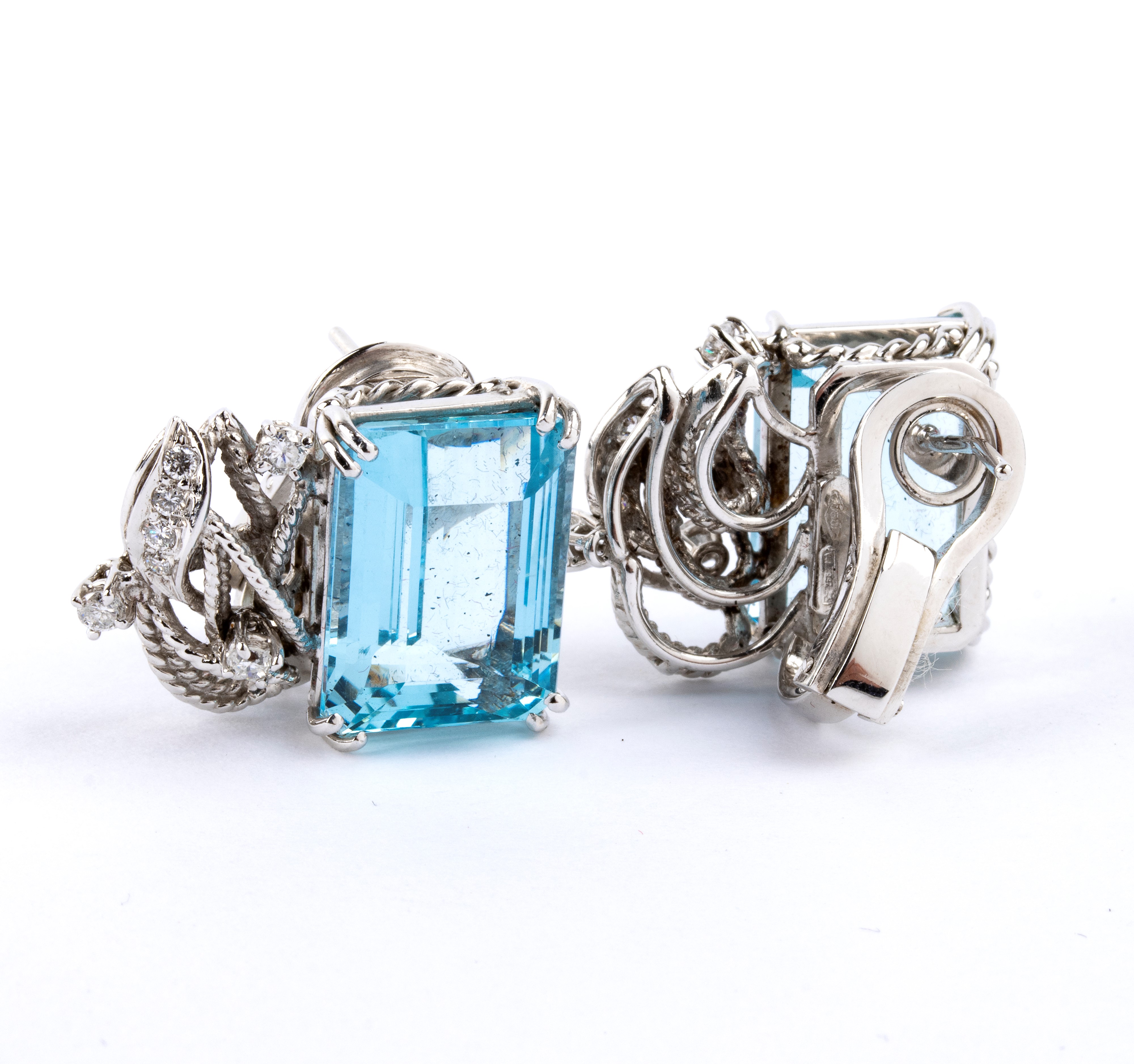 Demi parure composta da un anello ed un paio di orecchini in oro, diamanti ed acquemarine