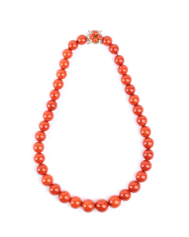 Collana a un filo in corallo Mediterraneo (Corallium rubrum), chiusura in oro bianco 18k con deco...
