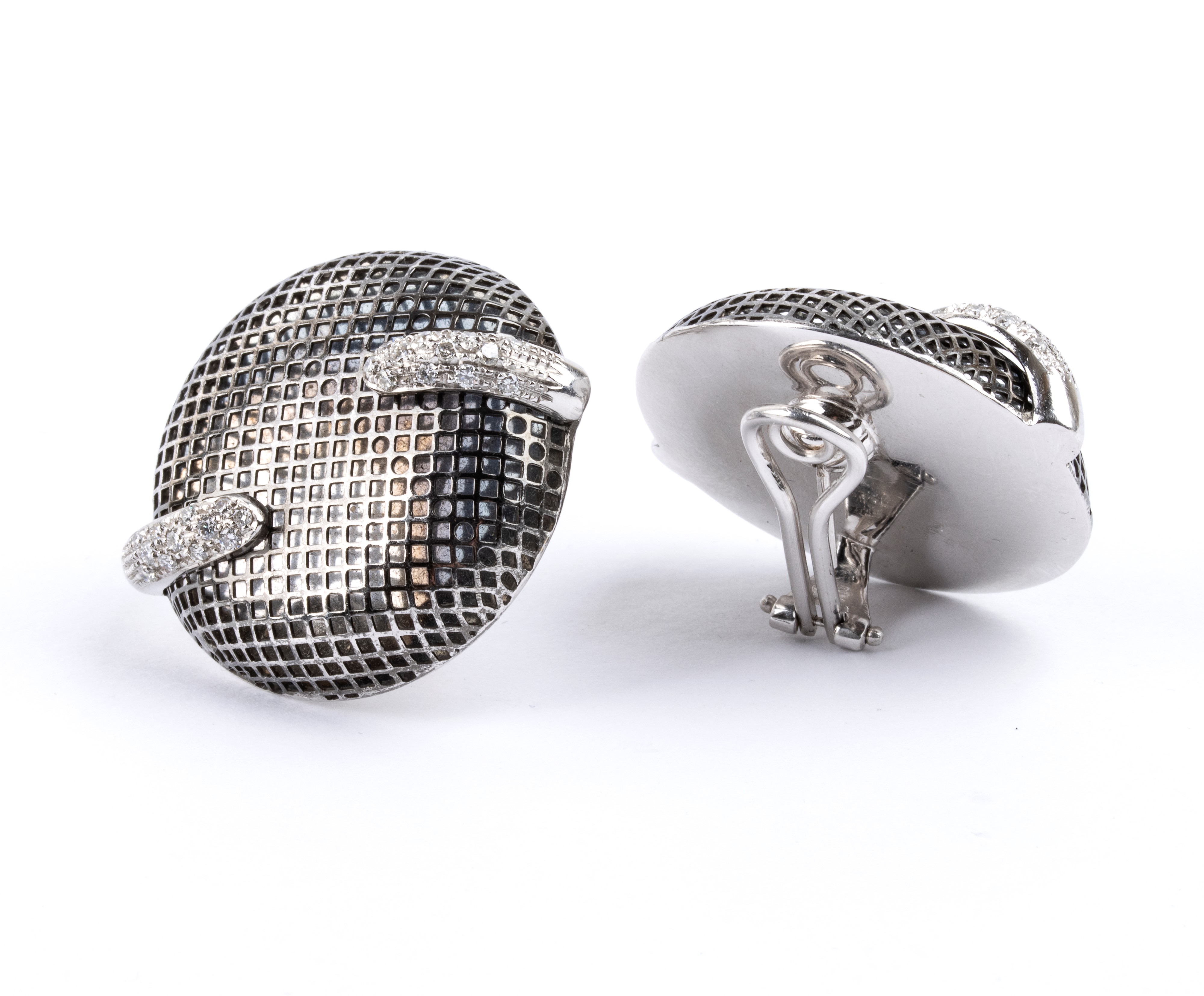 Paio di orecchini in oro con diamanti