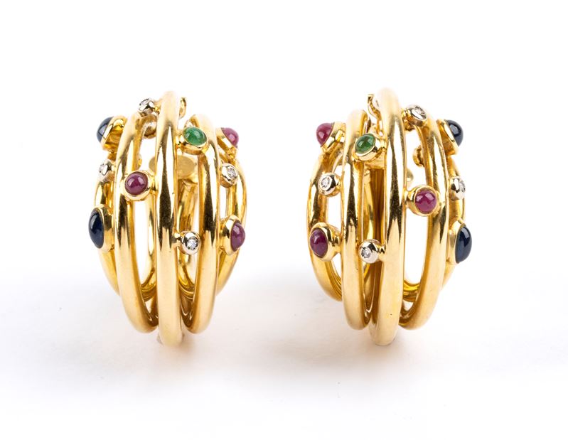 Orecchini in oro con diamanti, smeraldi, rubini e zaffiri