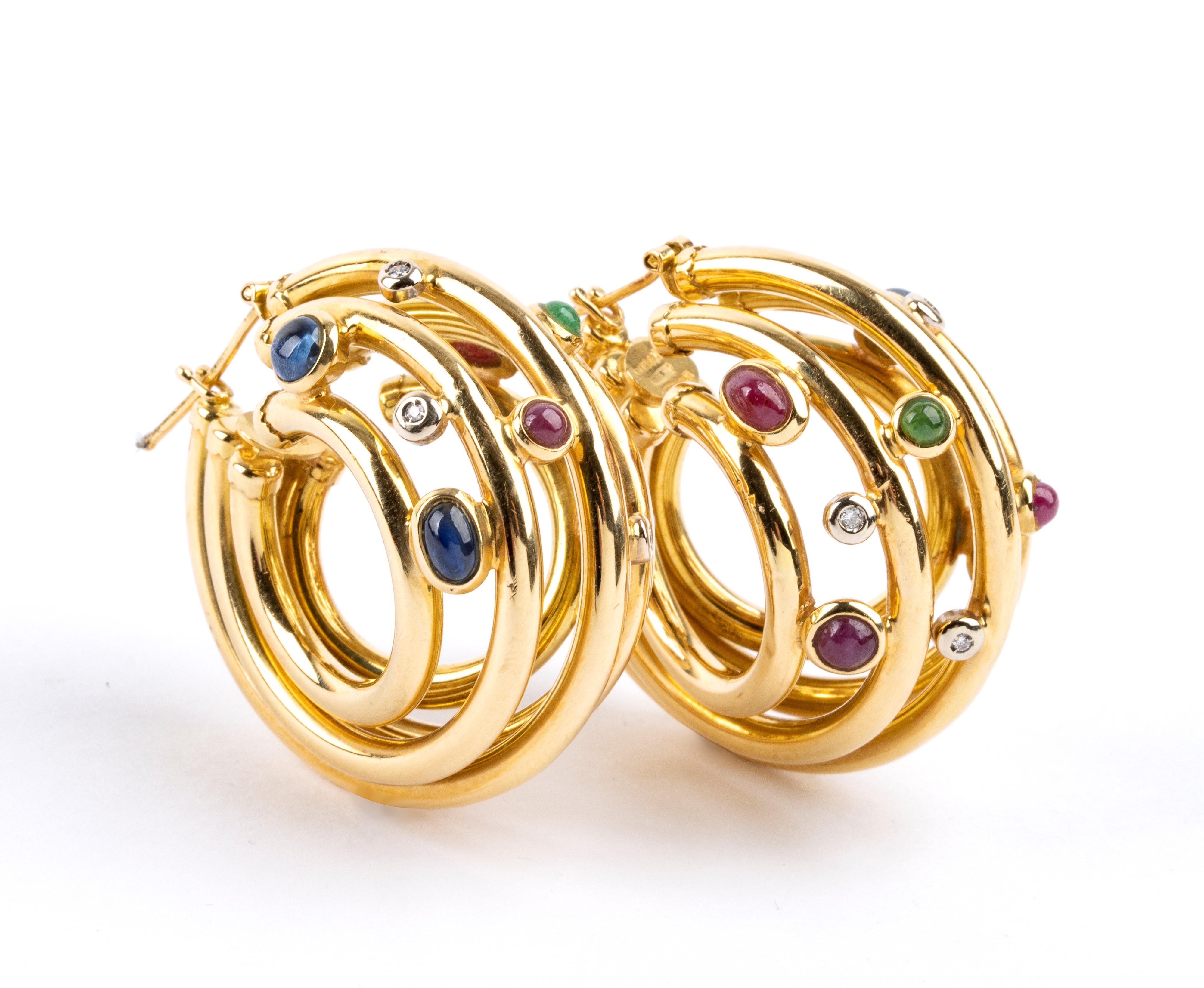 Orecchini in oro con diamanti, smeraldi, rubini e zaffiri