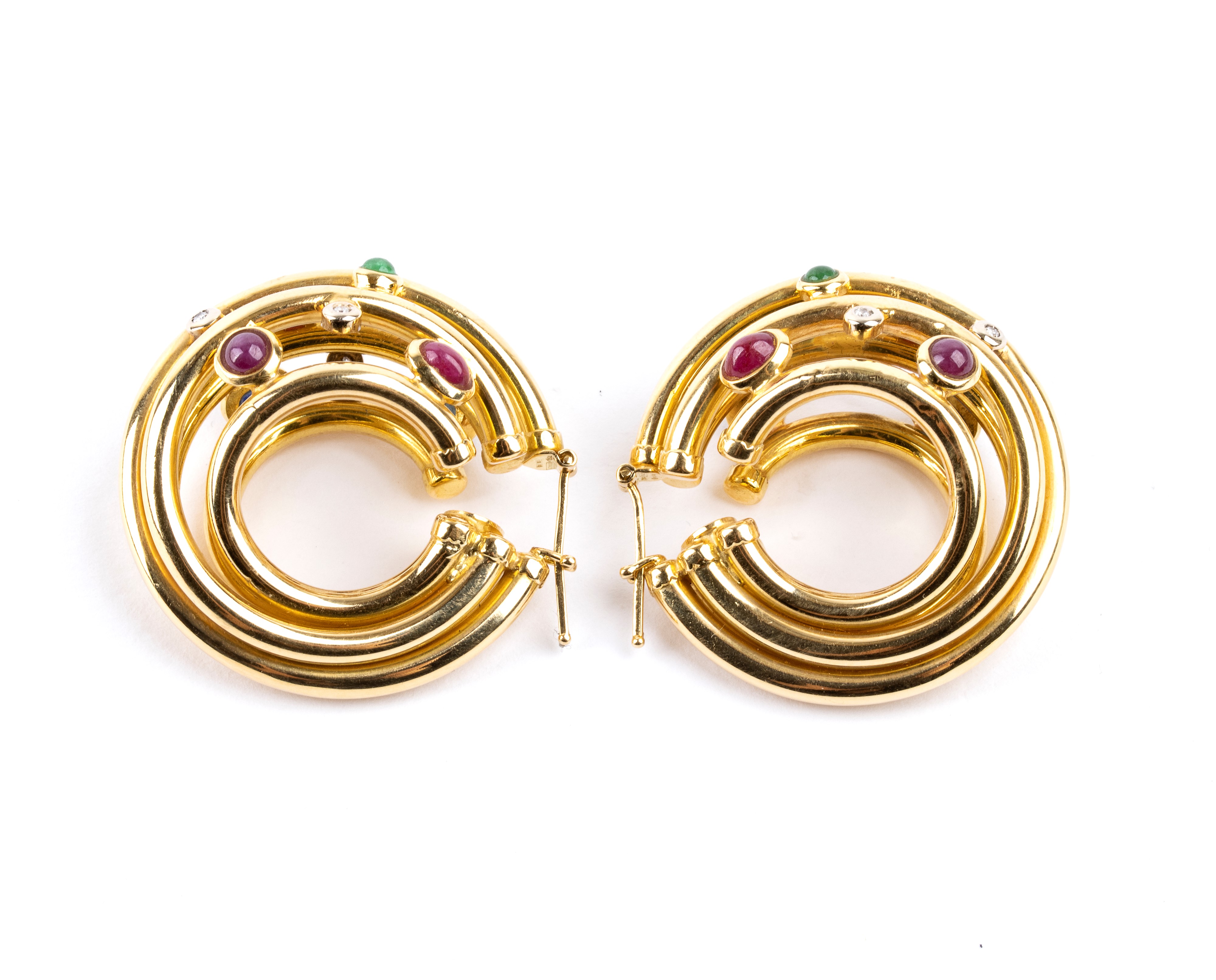 Orecchini in oro con diamanti, smeraldi, rubini e zaffiri