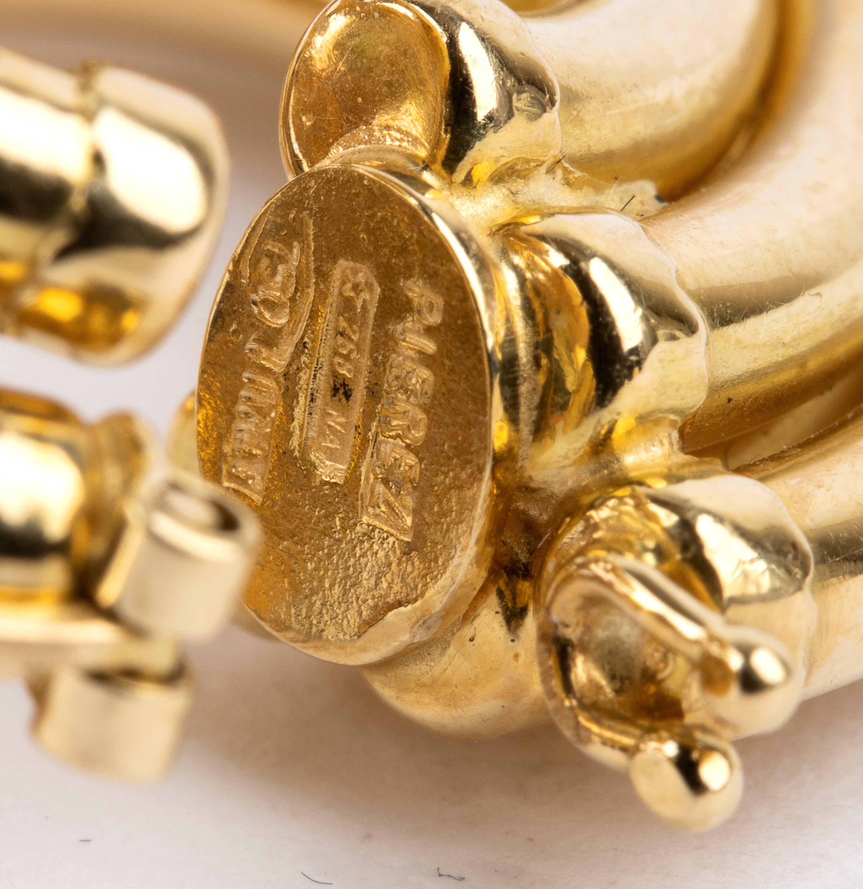 Orecchini in oro con diamanti, smeraldi, rubini e zaffiri