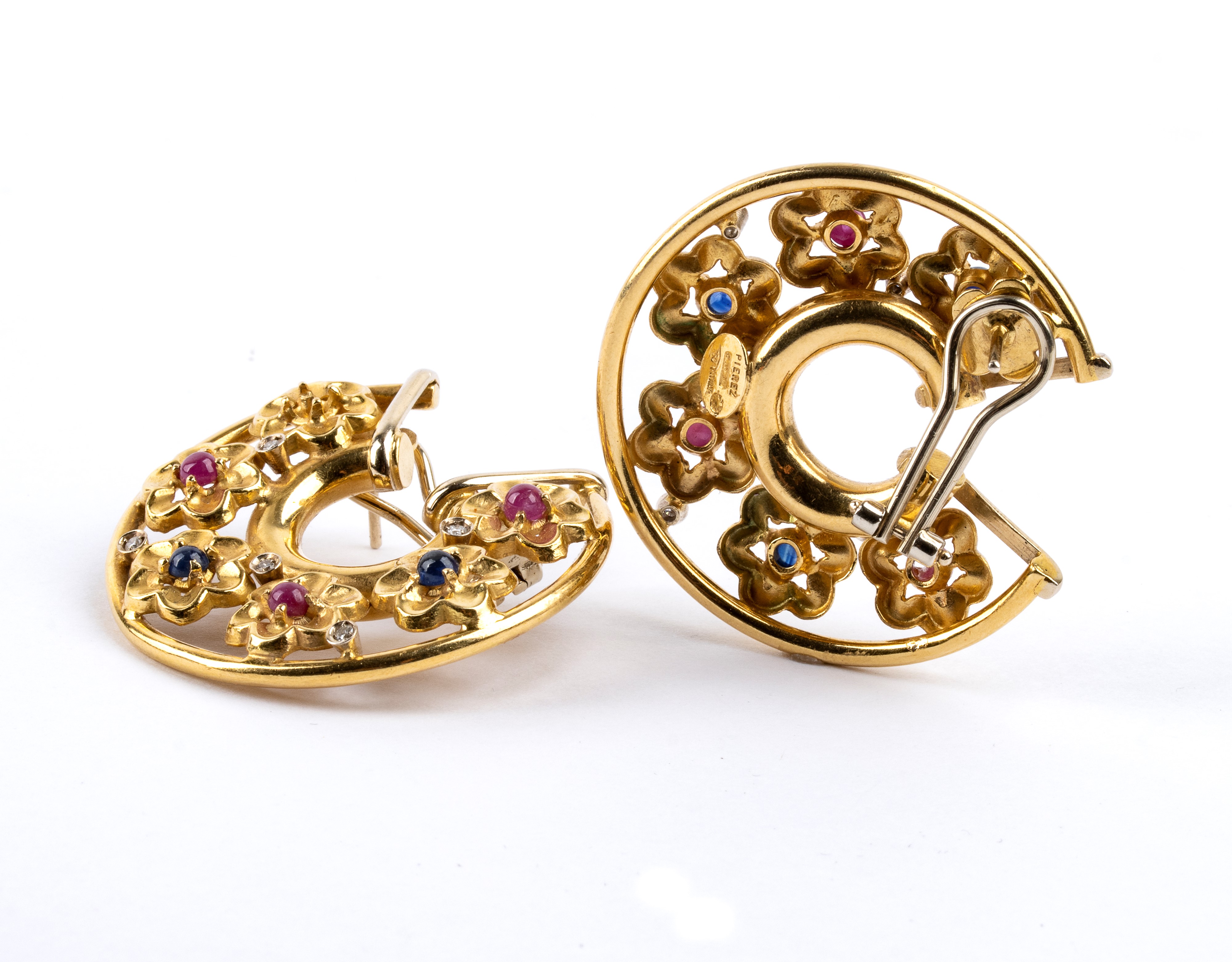 Paio di orecchini in oro e pietre preziose