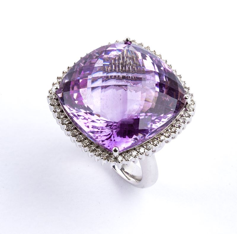 Anello in oro con ametista e diamanti