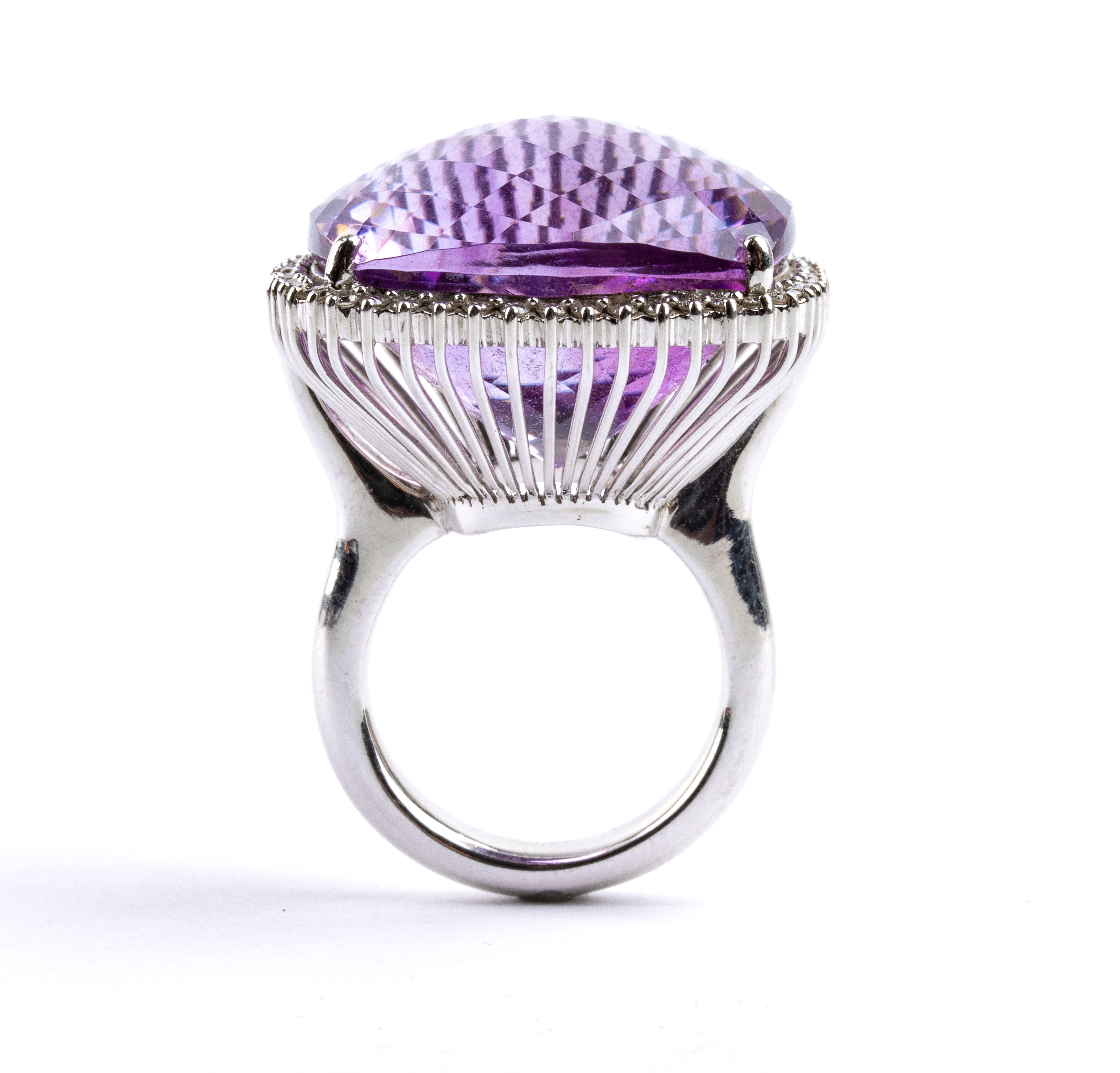 Anello in oro con ametista e diamanti