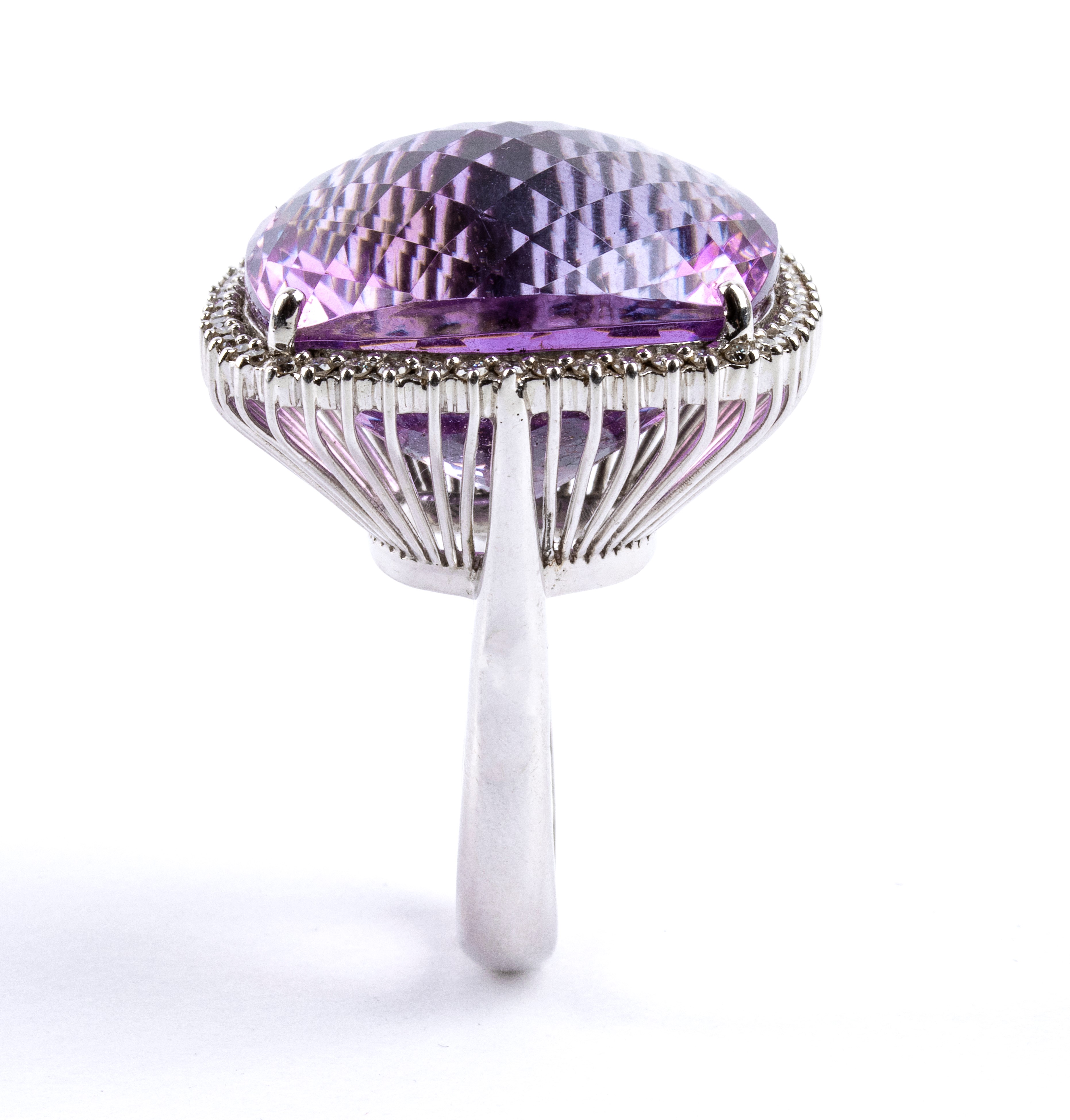 Anello in oro con ametista e diamanti