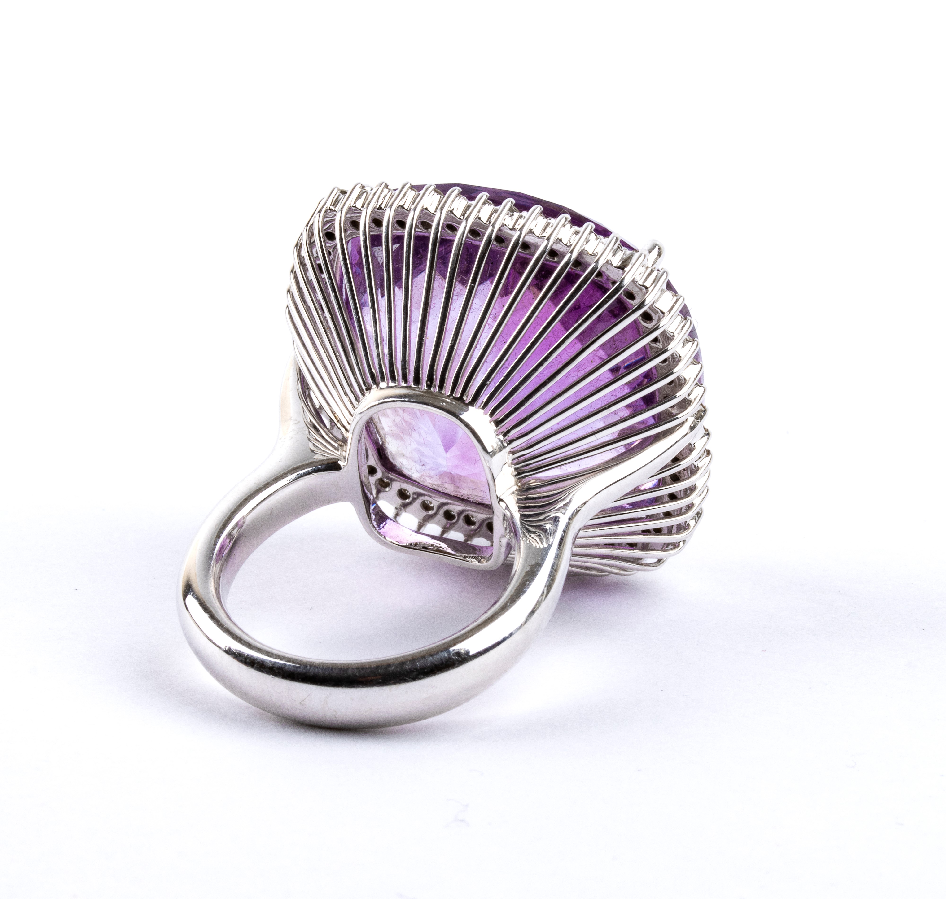 Anello in oro con ametista e diamanti