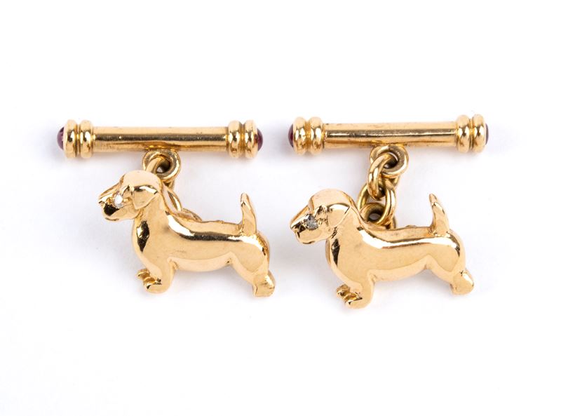Gemelli in oro giallo 18k a forma di cani bassotti con diamanti e rubini cabochon