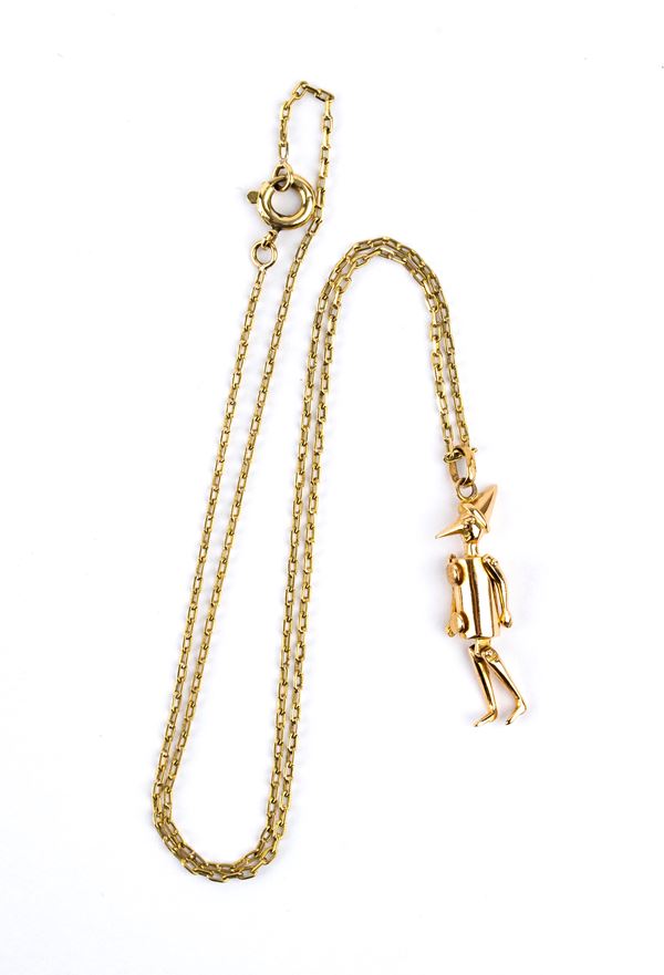 Gold pendant necklace
