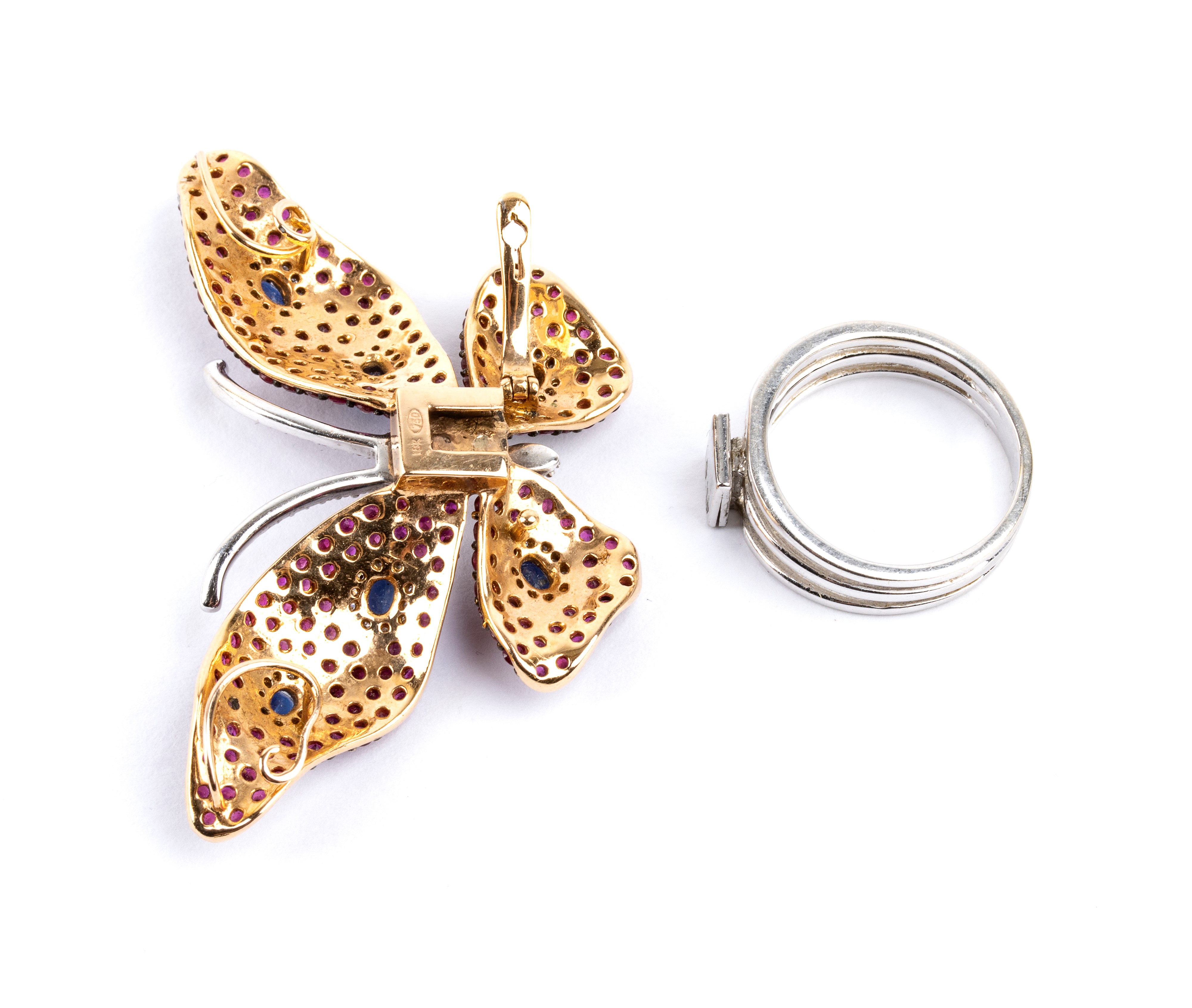 Anello - pendente in oro con diamanti, zaffiri e rubini