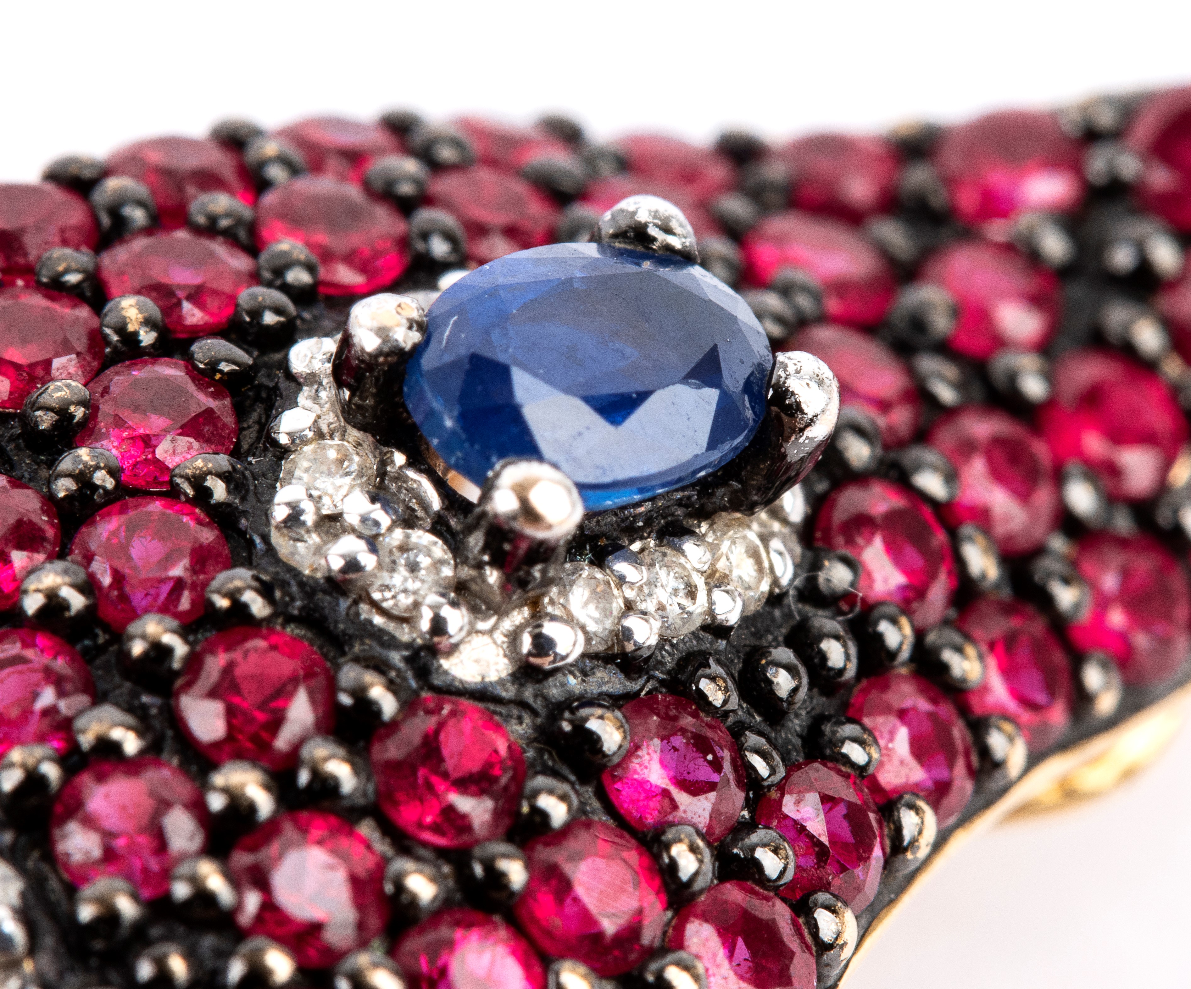 Anello - pendente in oro con diamanti, zaffiri e rubini