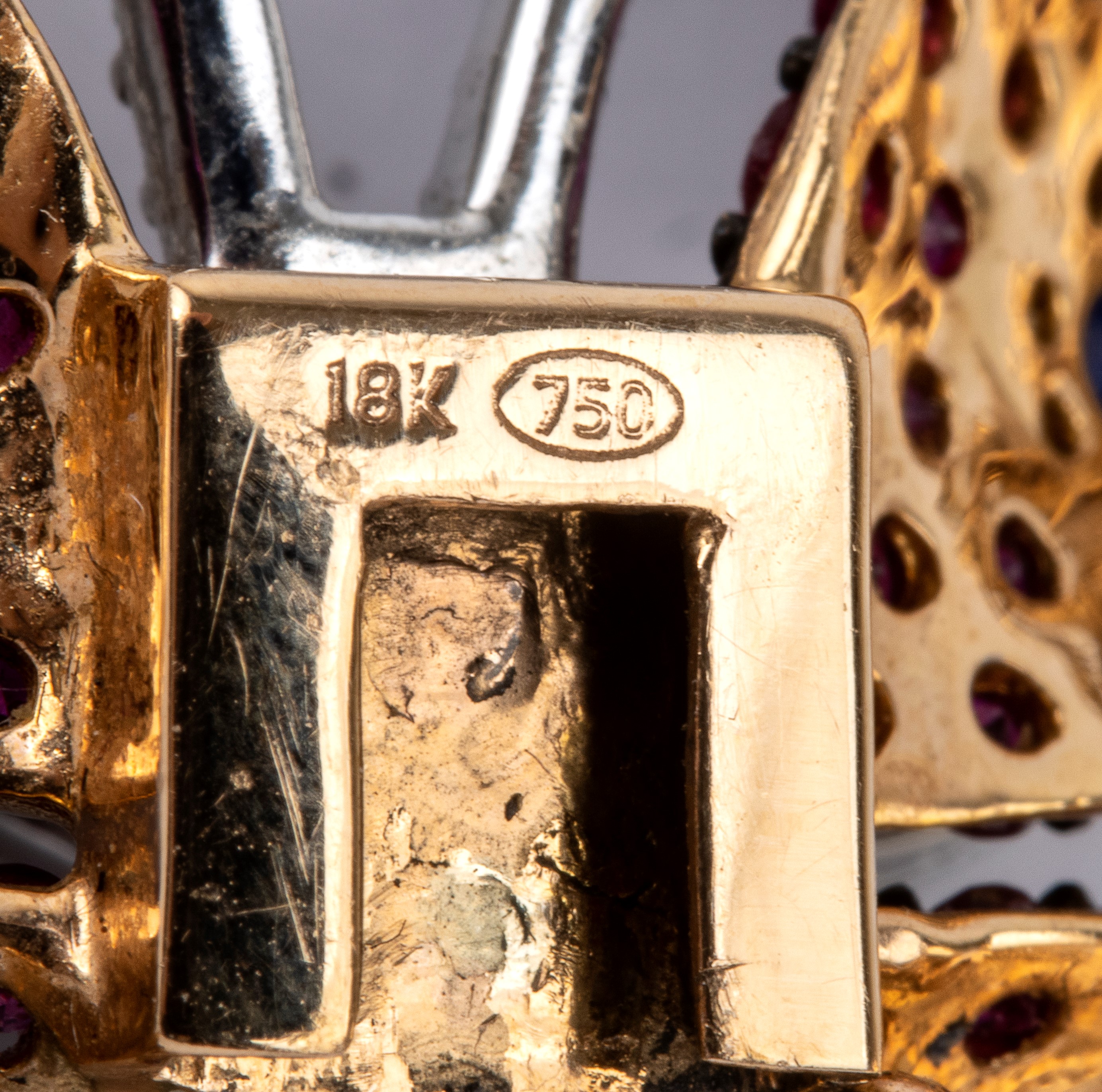 Anello - pendente in oro con diamanti, zaffiri e rubini