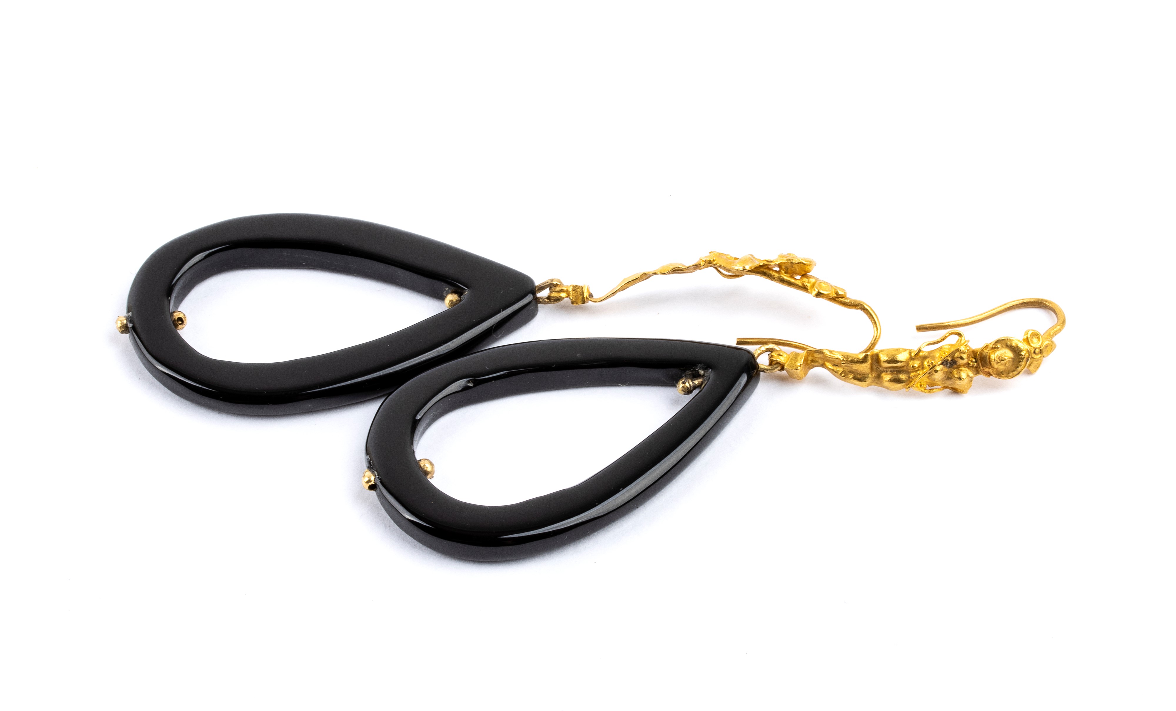 Orecchini pendenti in oro e onice