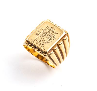 Anello militare in oro, fascia sagomata con stemma centrale