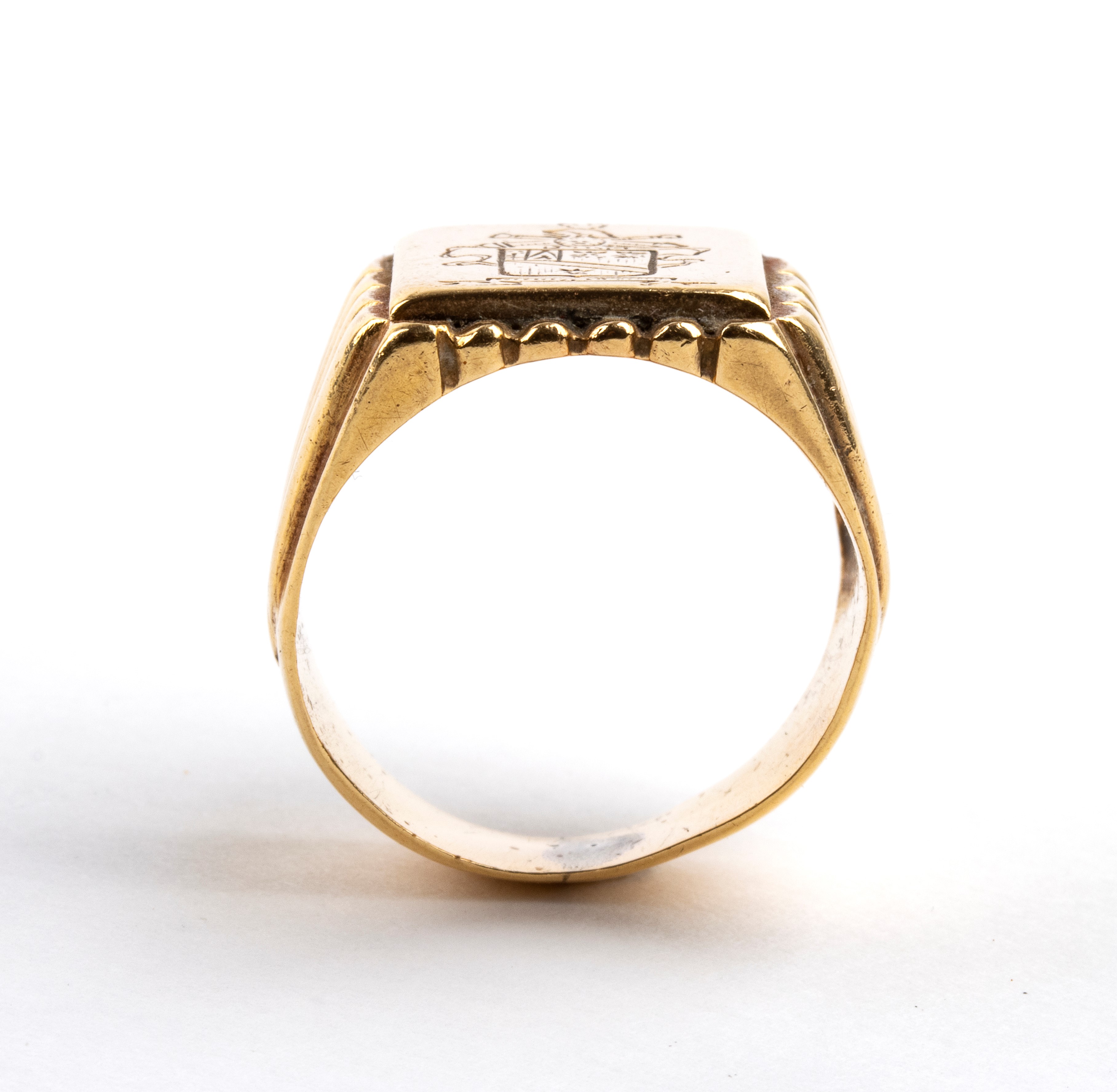 Anello militare in oro, fascia sagomata con stemma centrale