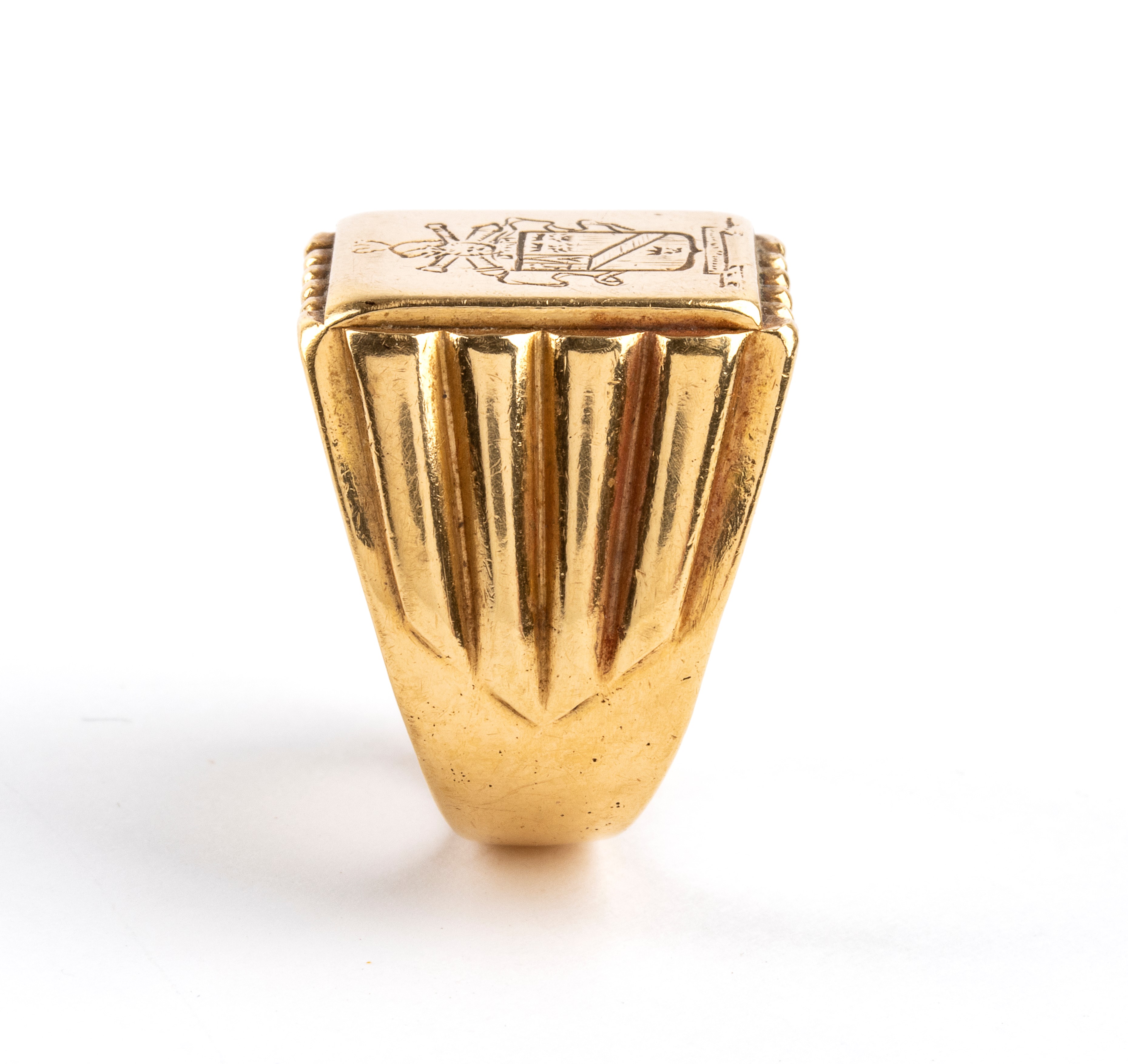 Anello militare in oro, fascia sagomata con stemma centrale