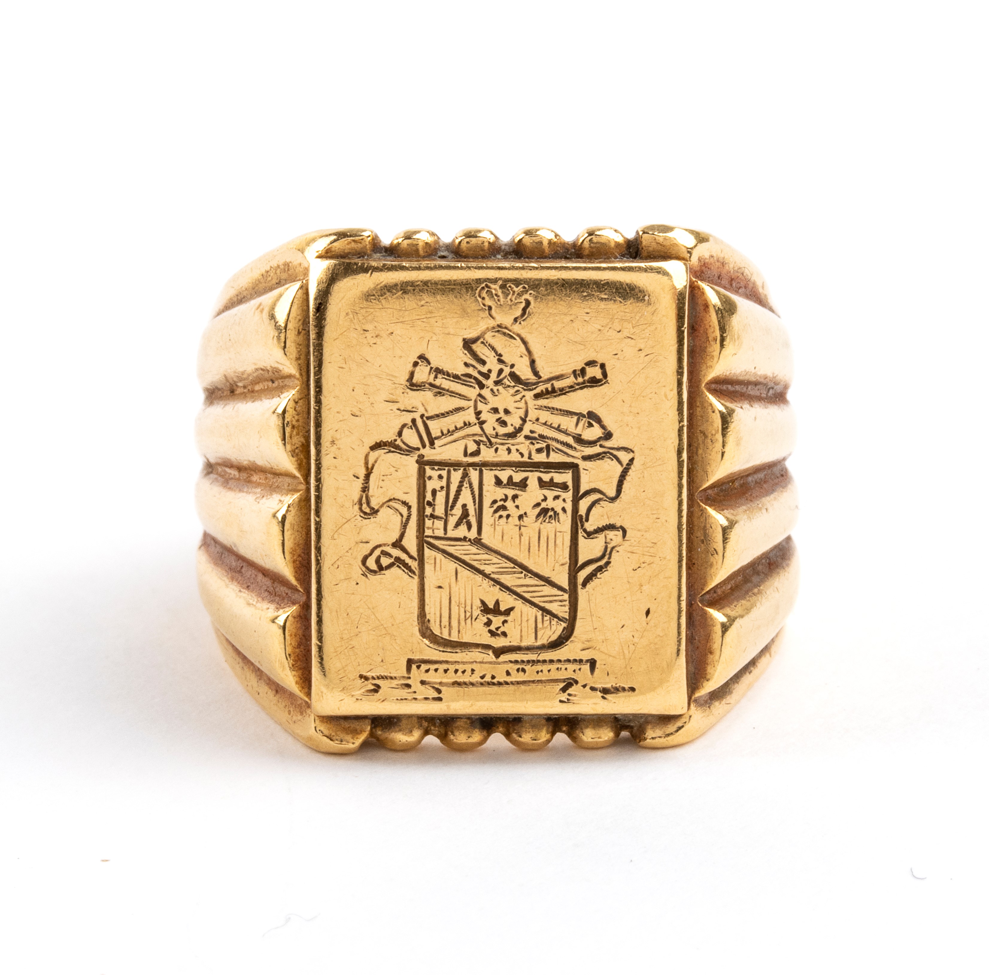 Anello militare in oro, fascia sagomata con stemma centrale