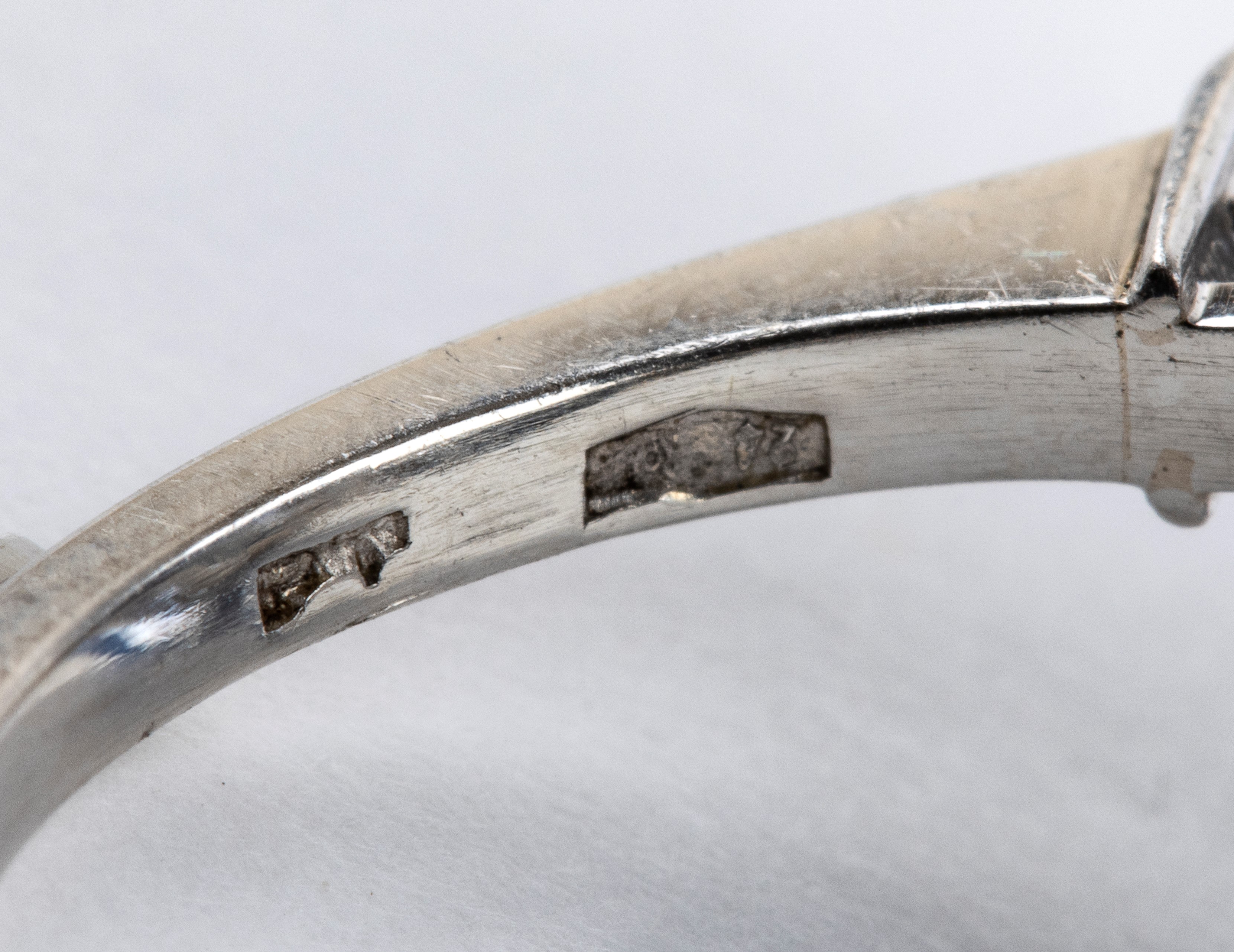 Gioielleria del XX secolo, Anello in oro bianco 18k con zaffiro e diamanti