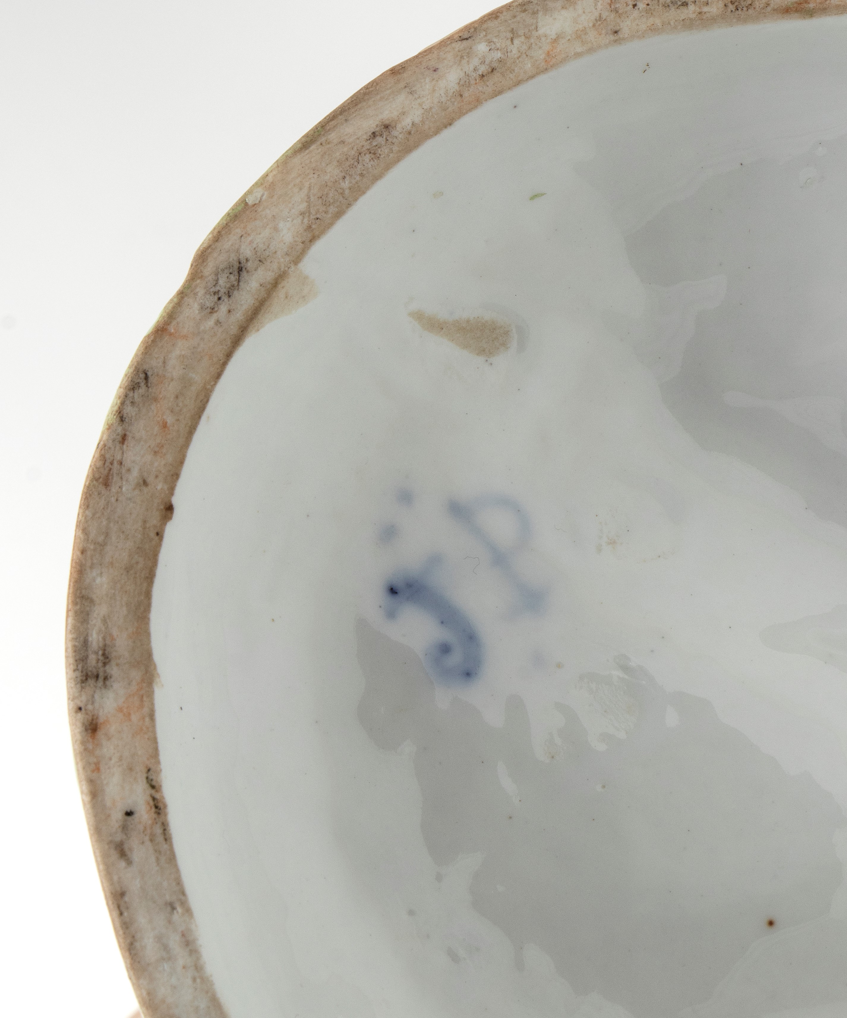 Scultura in porcellana raffigurante un giovane cacciatore