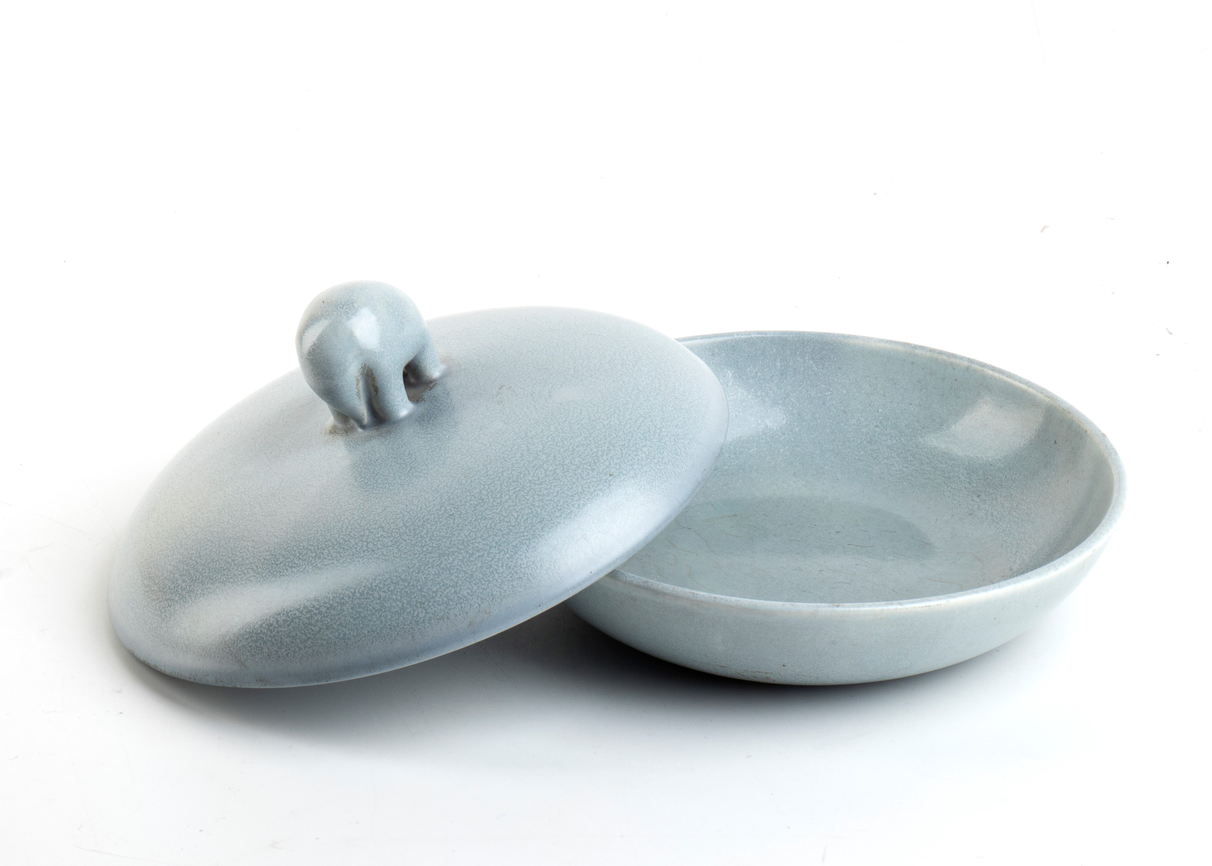 Scatola con coperchio ad impugnatura con elefante